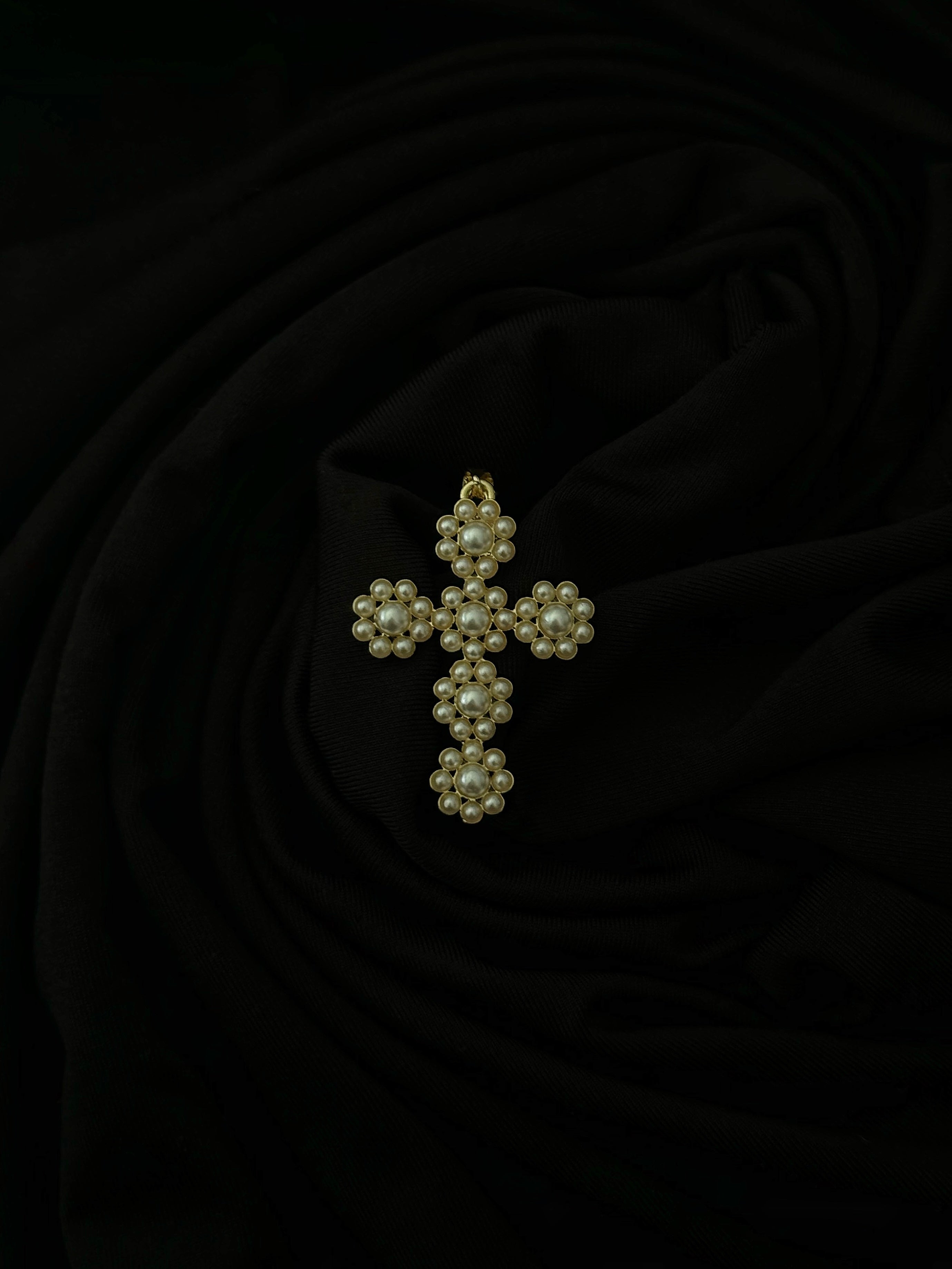 Grande croix chrétienne plaquée or avec petites perles – bijou élégant et spirituel
