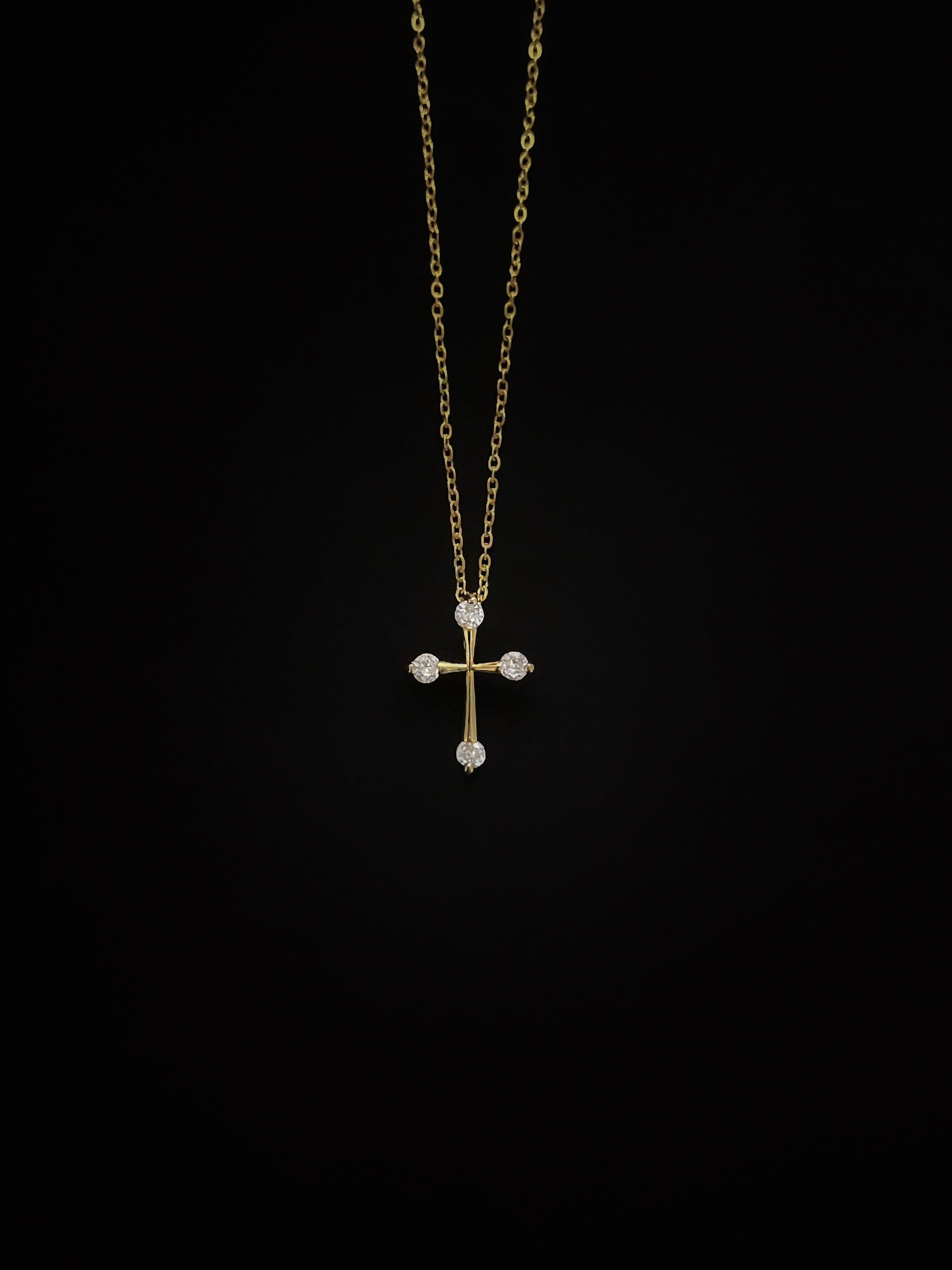Bijou croix chrétienne plaqué or avec zircon – design sobre et lumineux