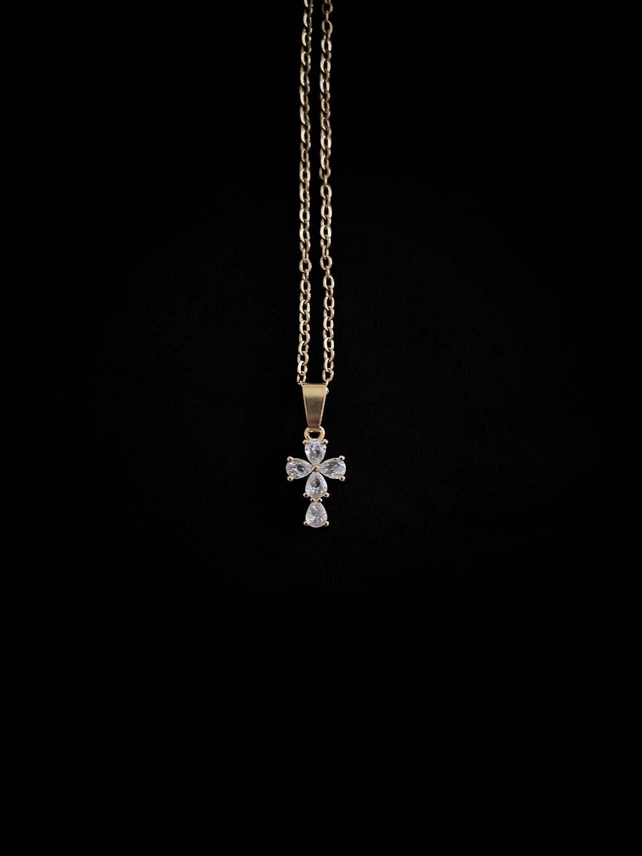 Petite croix chrétienne plaquée or avec zircon – bijou discret et élégant