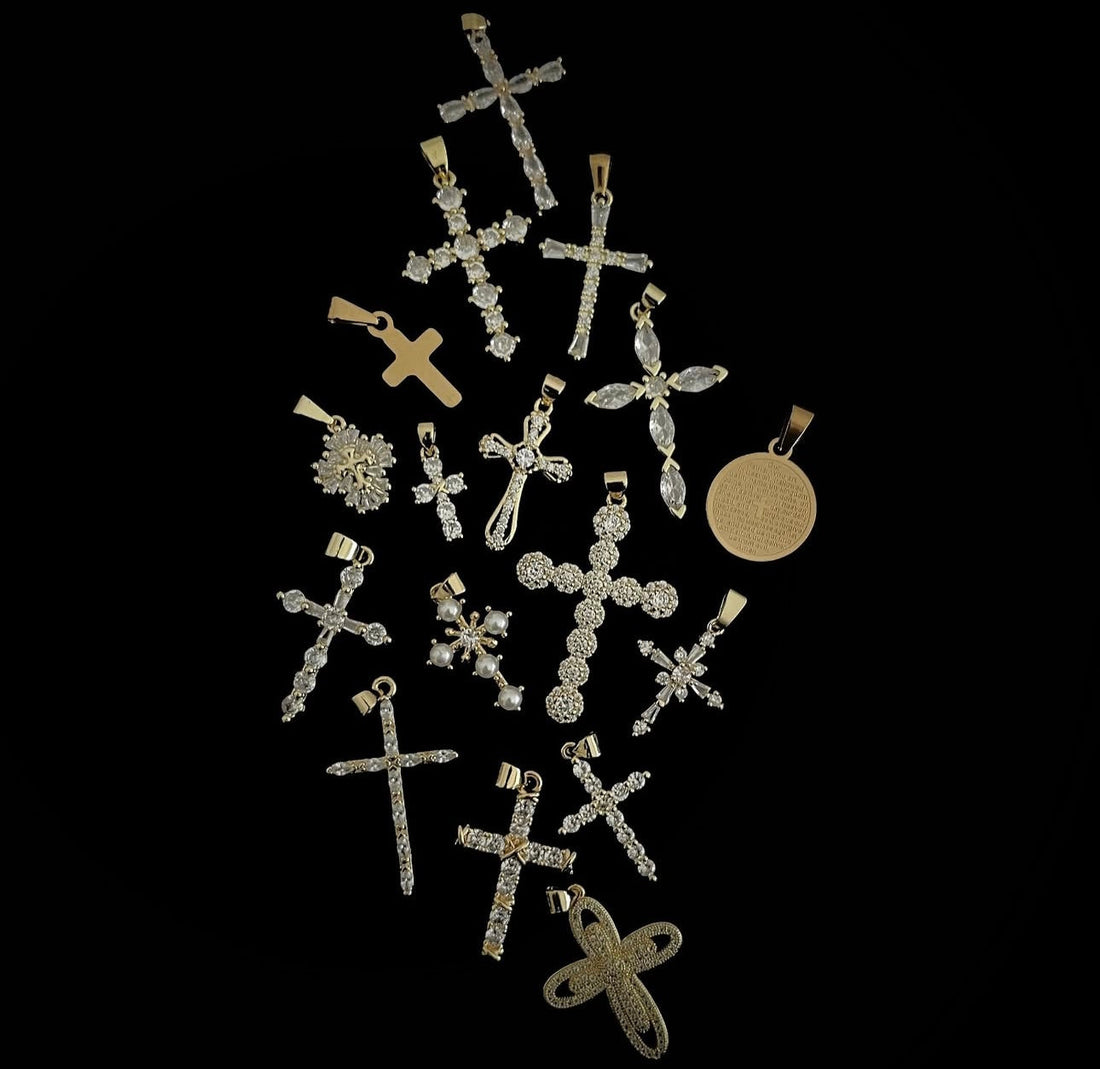 Collection de pendentifs croix chrétiens élégants sur fond noir – bijoux religieux modernes et spirituels