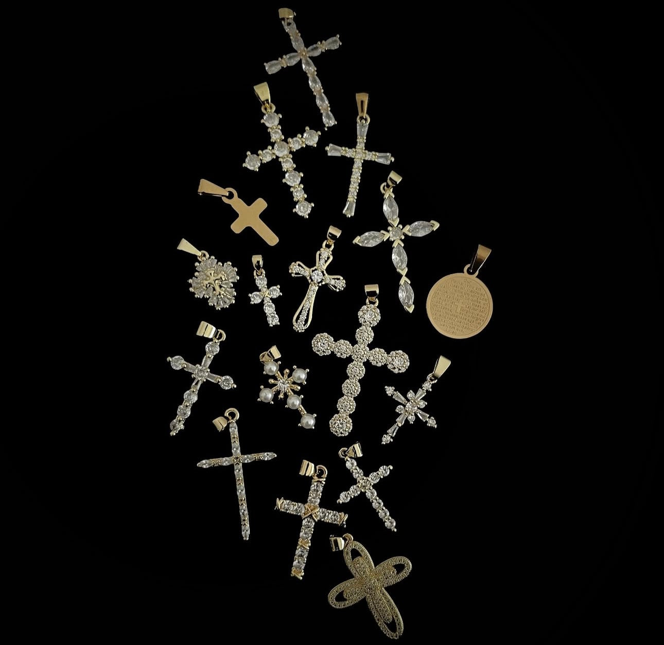 Collection de pendentifs croix chrétiens élégants sur fond noir – bijoux religieux modernes et spirituels