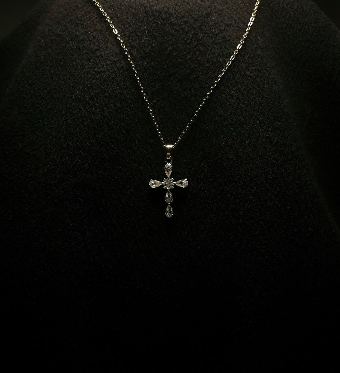Collier croix chrétienne en acier inoxydable brillant – bijou religieux élégant sur fond noir, symbole de foi et de spiritualité