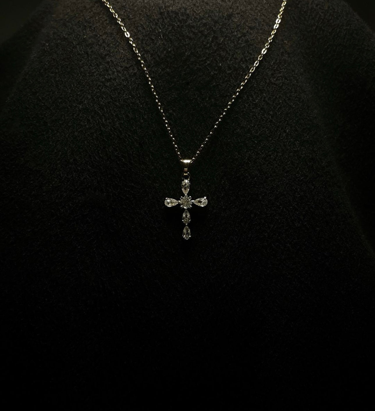 Collier croix chrétienne en acier inoxydable brillant – bijou religieux élégant sur fond noir, symbole de foi et de spiritualité