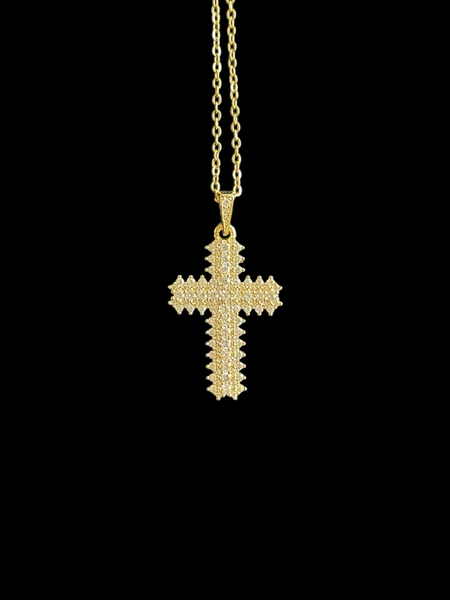 Bijou croix chrétienne, finition dorée et détails fins en acier inoxydable.