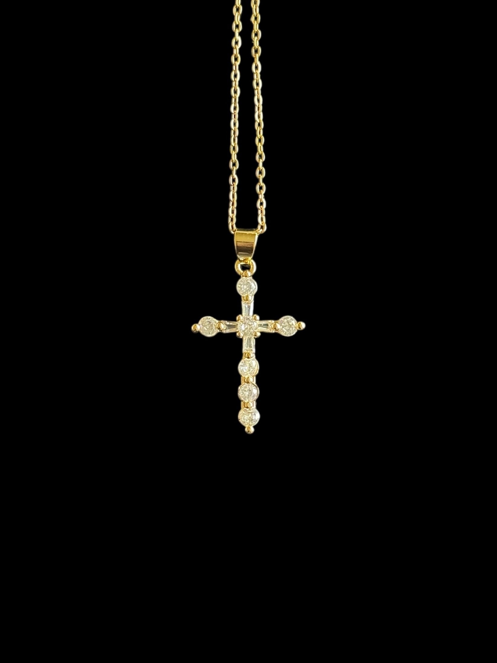 Croix chrétienne scintillante plaqué or – bijou de foi étincelant