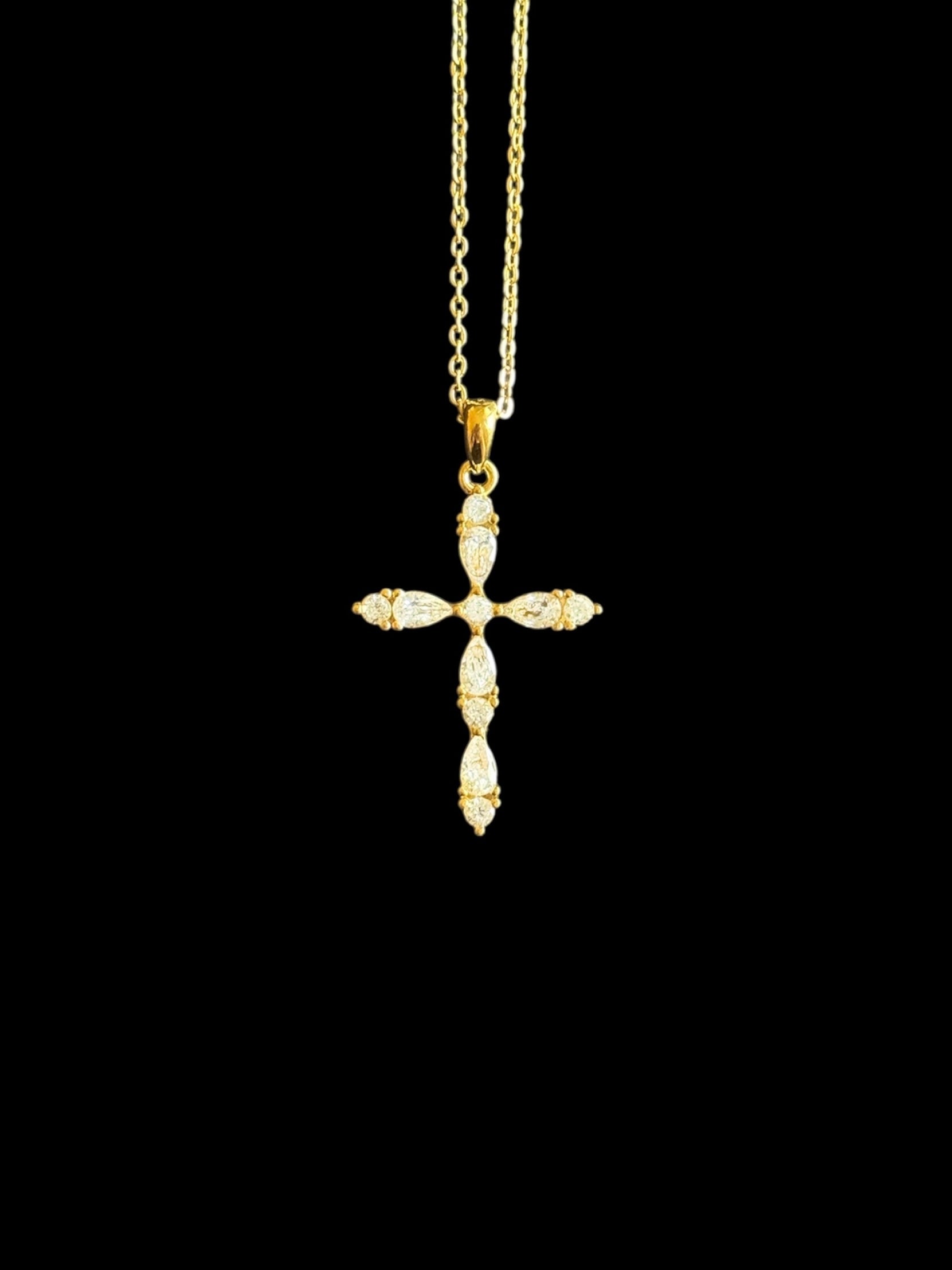 Collier chrétien luxueuse pavé de zircons, finition plaqué or sur acier inoxydable, bijou spirituel et solaire pour femme.