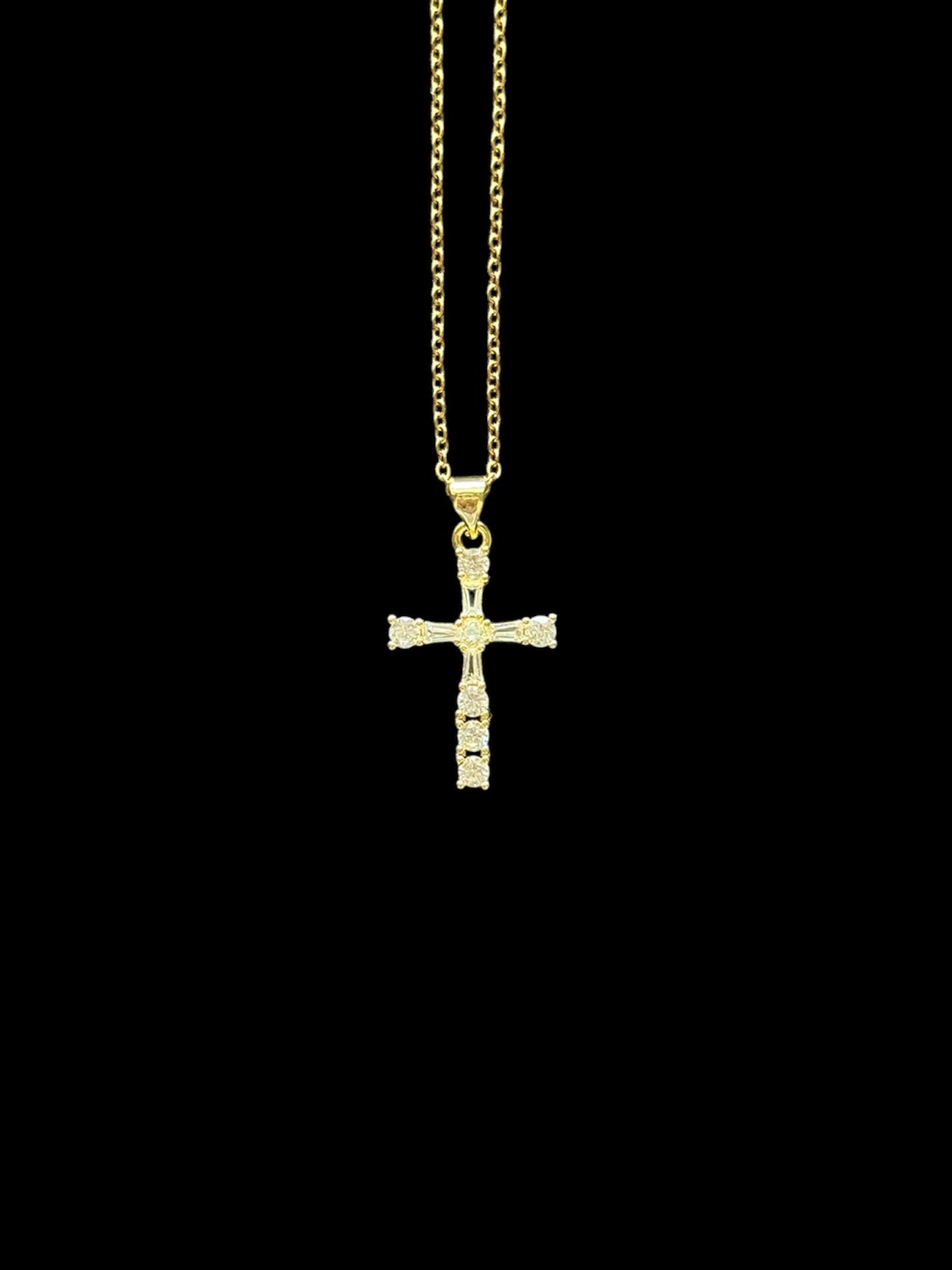 Collier croix en plaqué or et zircon, bijou chrétien élégant signé Elohim Bijoux.
