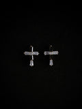 Boucles d’oreilles croix stylisée, acier inoxydable et finition brillante.
