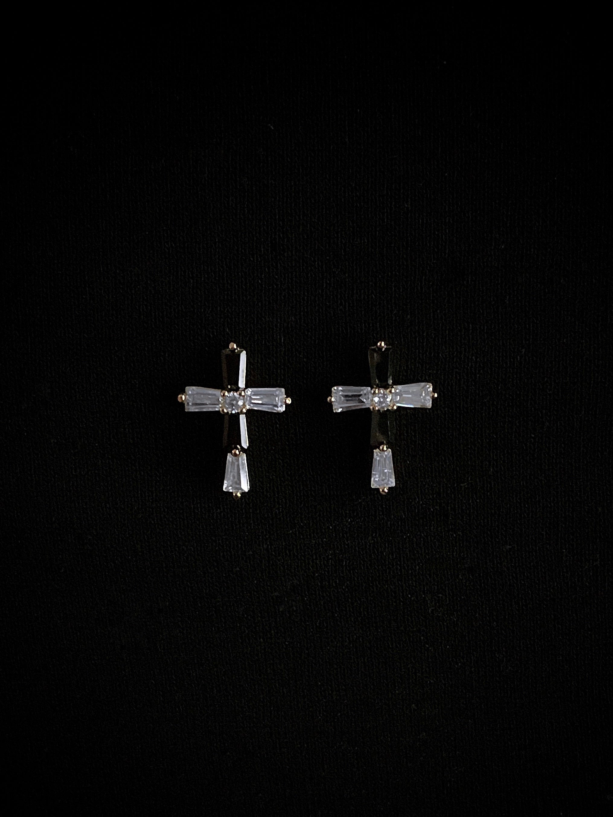 Boucles d’oreilles croix stylisée, acier inoxydable et finition brillante.