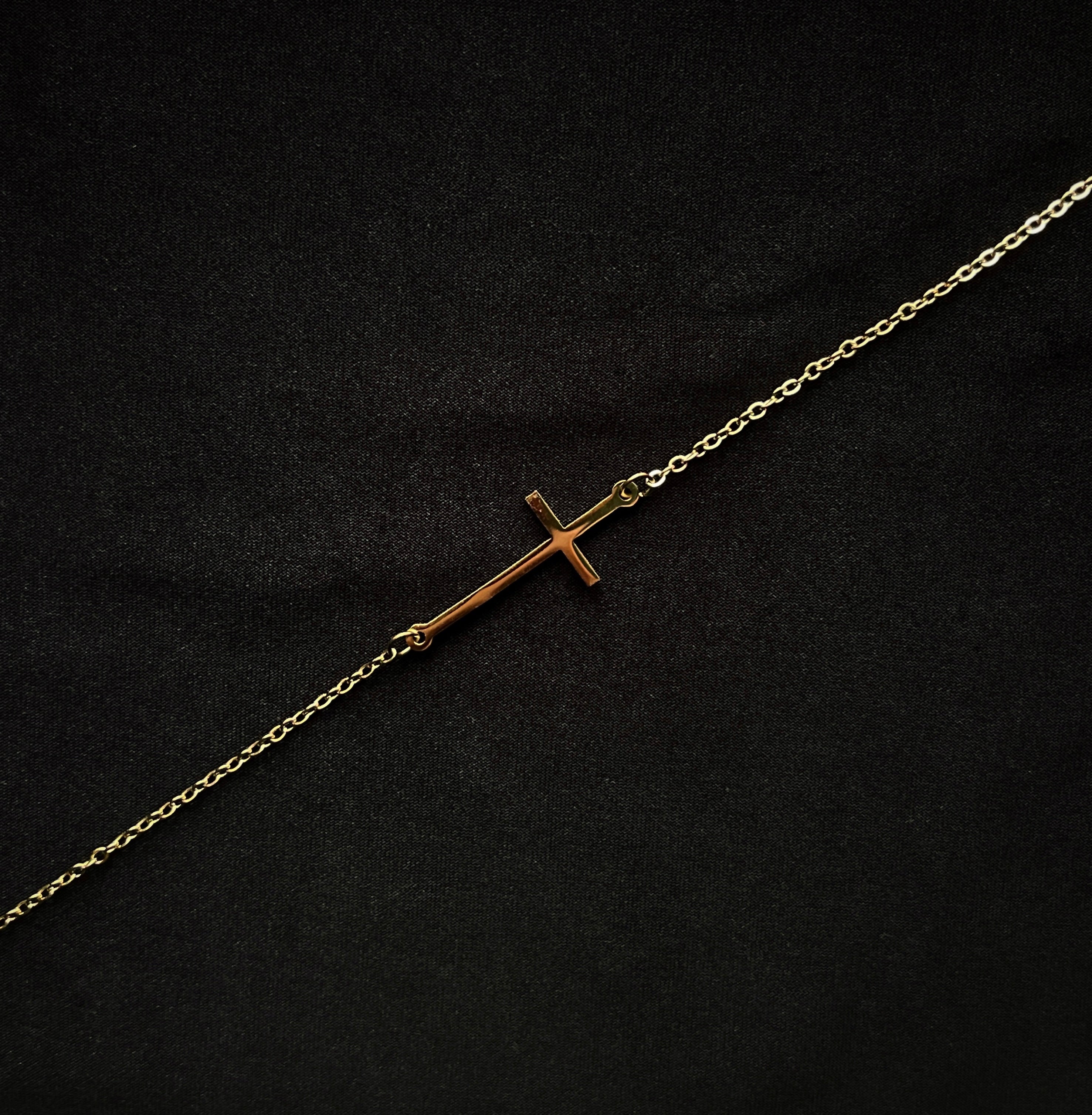 Bracelet croix en acier inoxydable, symbole de foi chrétienne intemporel.