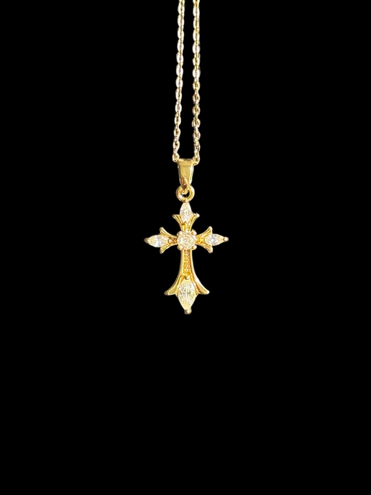 Collier chrétien Ishvi bijou croix symbole engagement foi chrétienne accessoire religieux élégant pour homme et femme