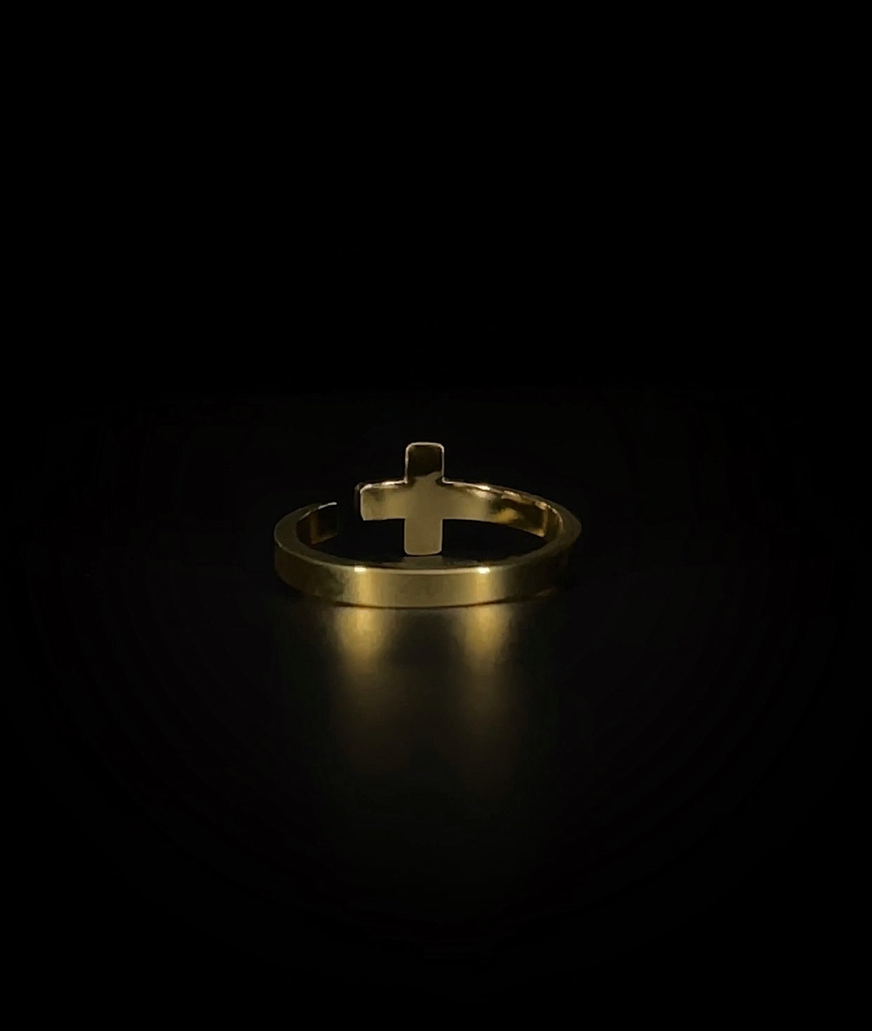 Bague croix en acier inoxydable, bijou chrétien raffiné et résistant.