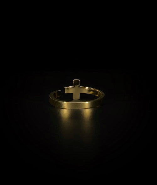 Bague croix en acier inoxydable, bijou chrétien raffiné et résistant.
