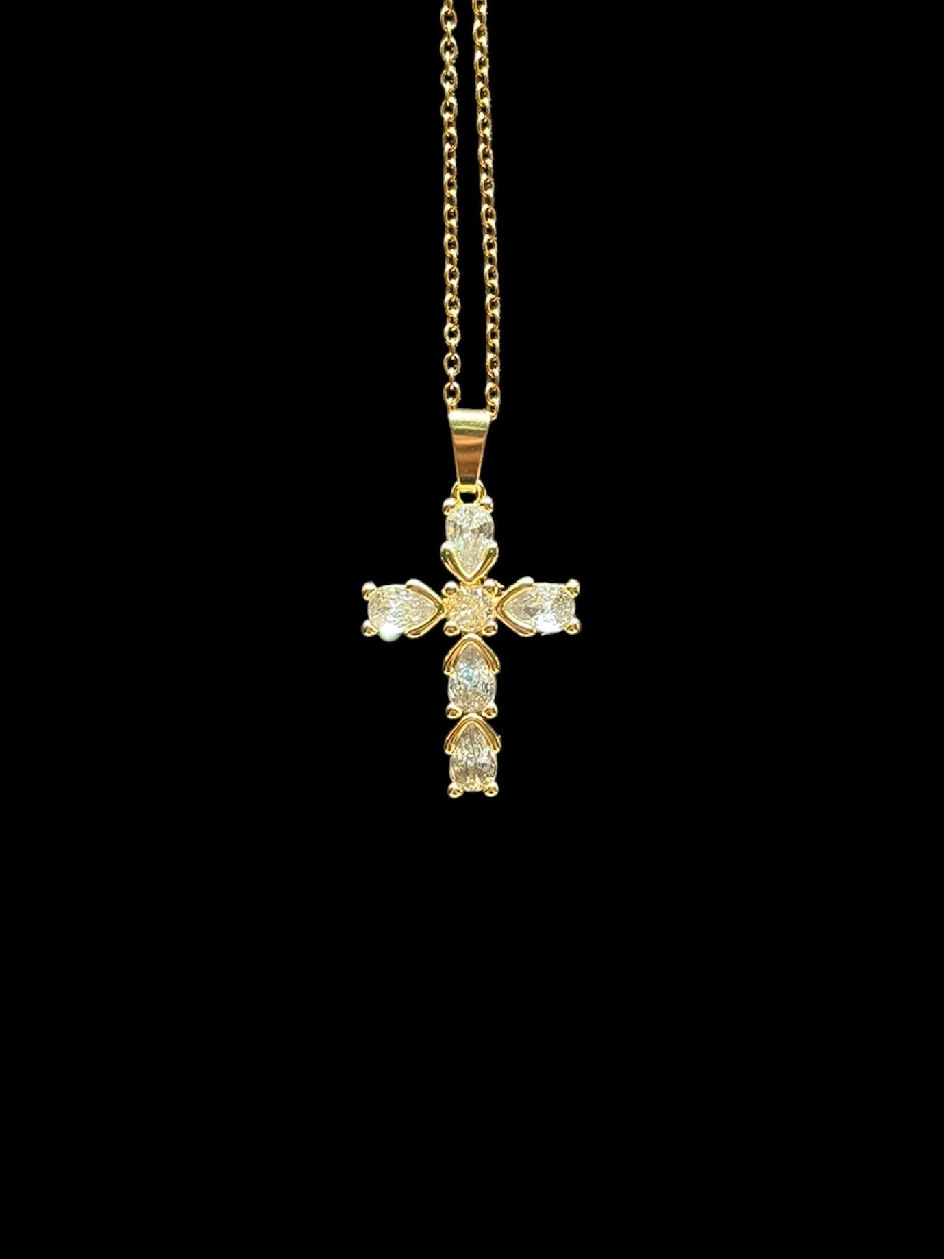 Bijou chrétien raffiné en plaqué or, collier croix discret par Elohim Bijoux.