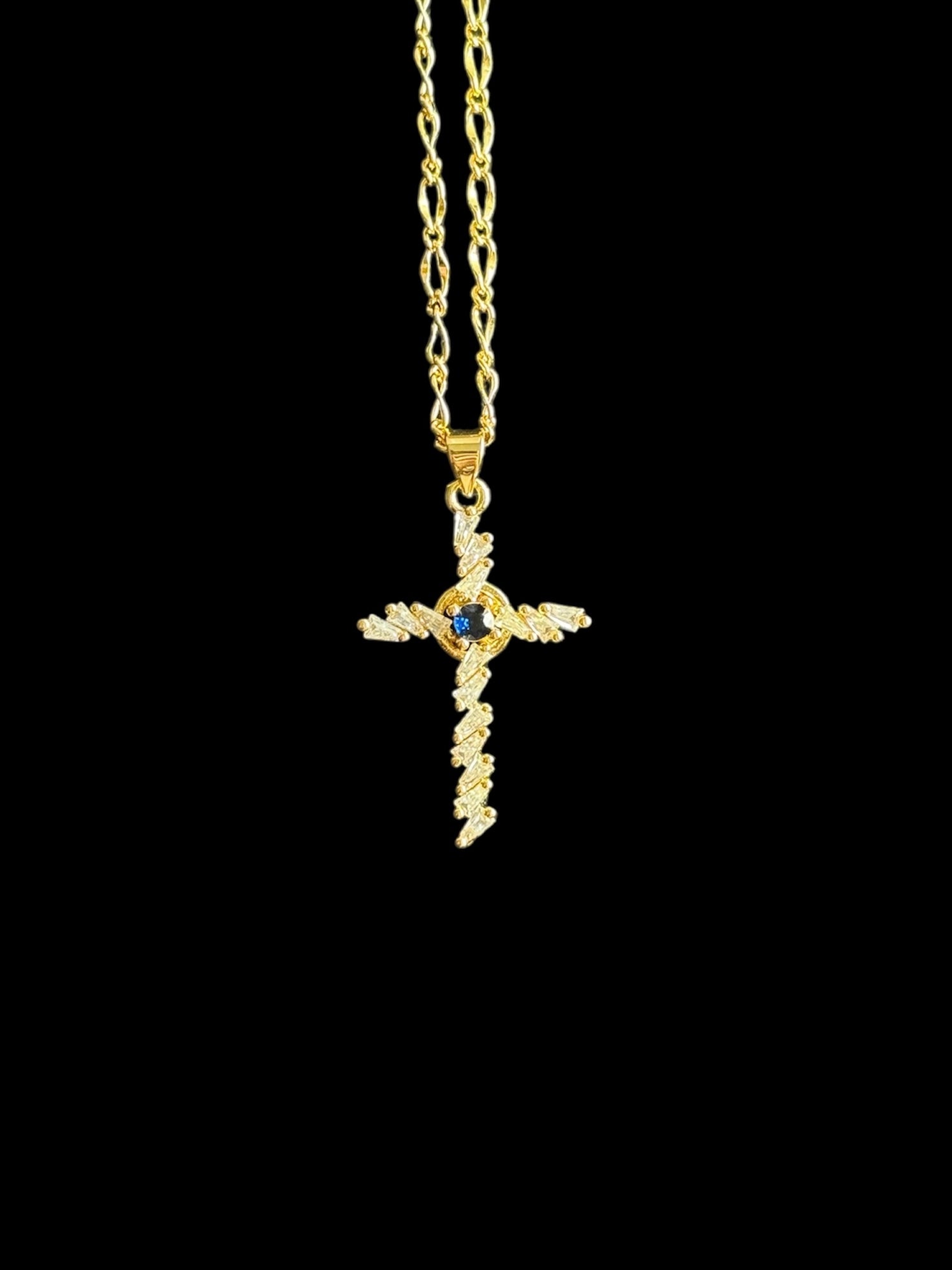 Collier croix dorée design avec zircon – style chrétien moderne