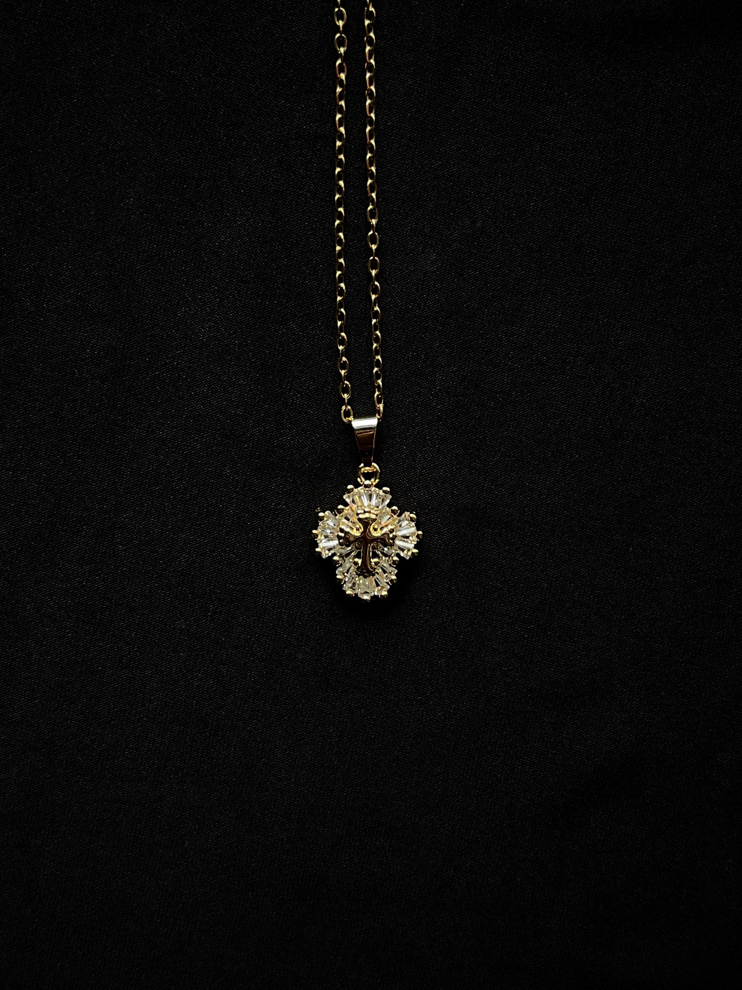 Collier croix en zircon, bijou religieux en acier inoxydable de qualité.