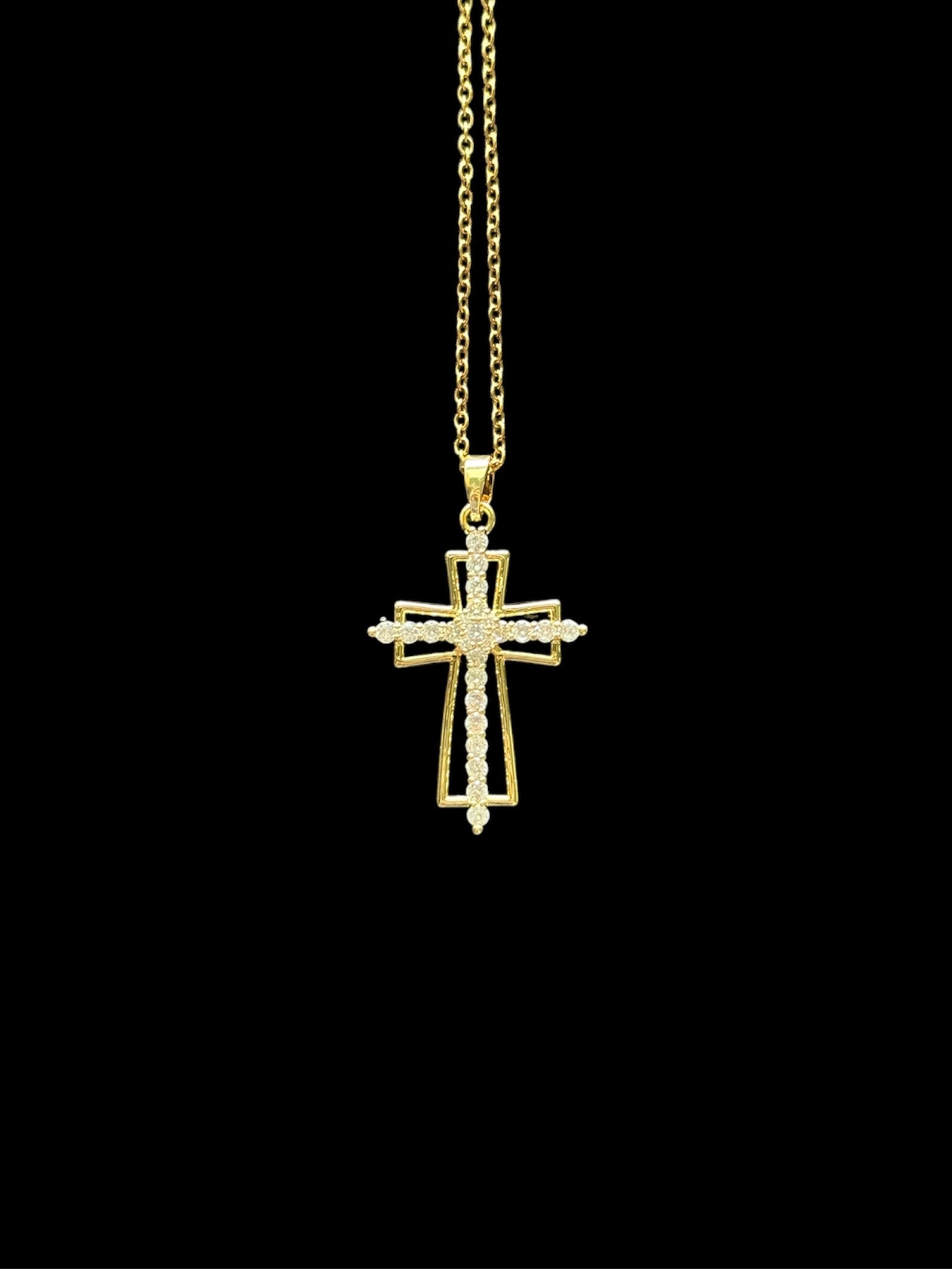 Bijoux chrétiens modernes et raffinés, collier croix en plaqué or – Elohim Bijoux.