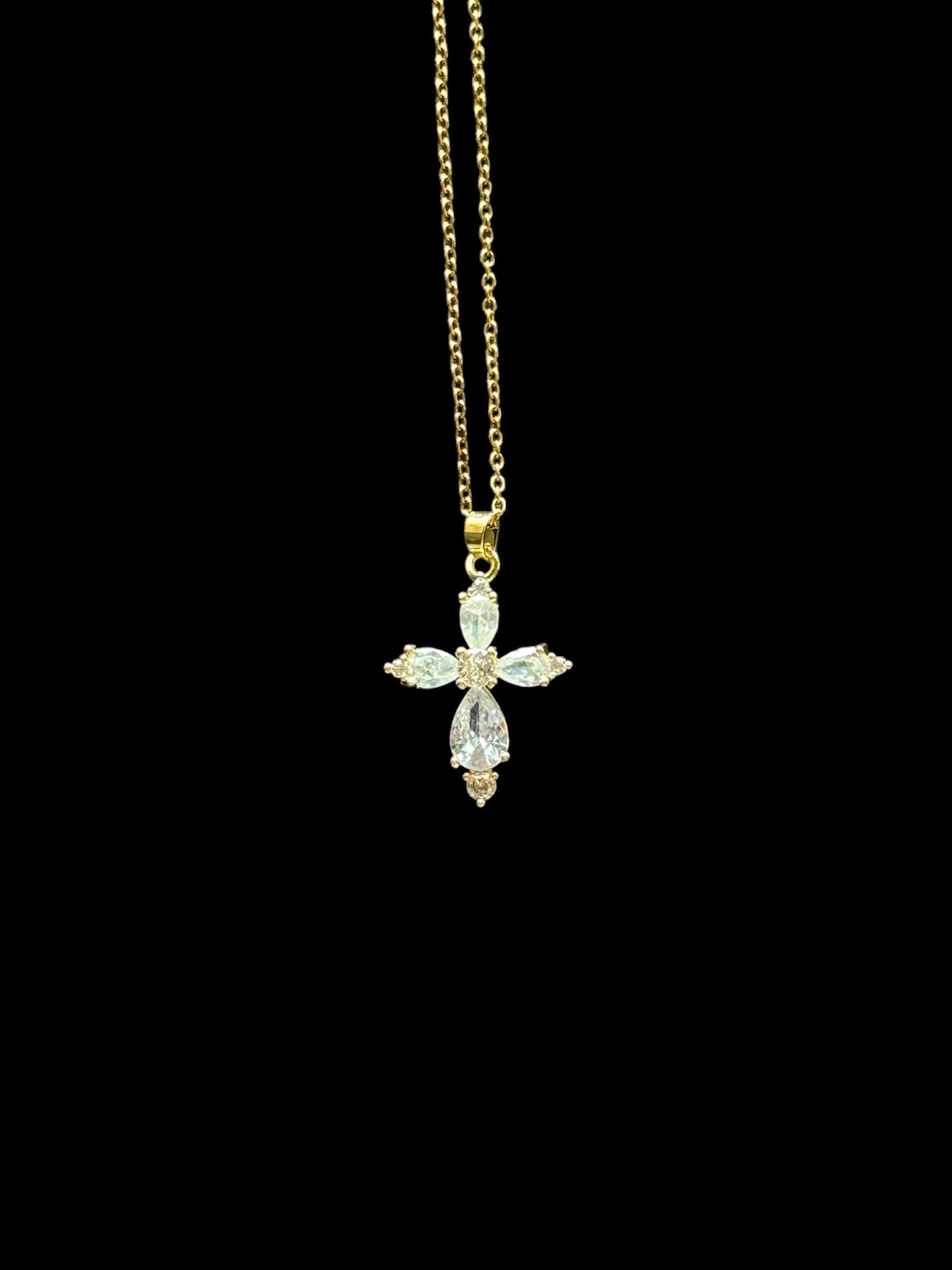 Cadeau chrétien raffiné : collier croix en zircon et plaqué or – Elohim Bijoux.