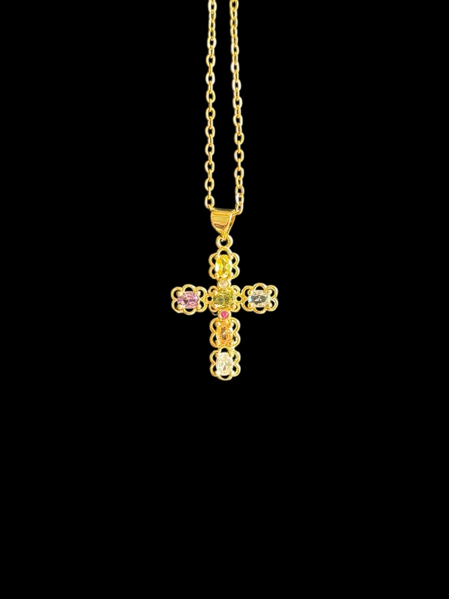 Collier croix chrétienne plaqué or avec zircon multicolores – bijou lumineux et spirituel