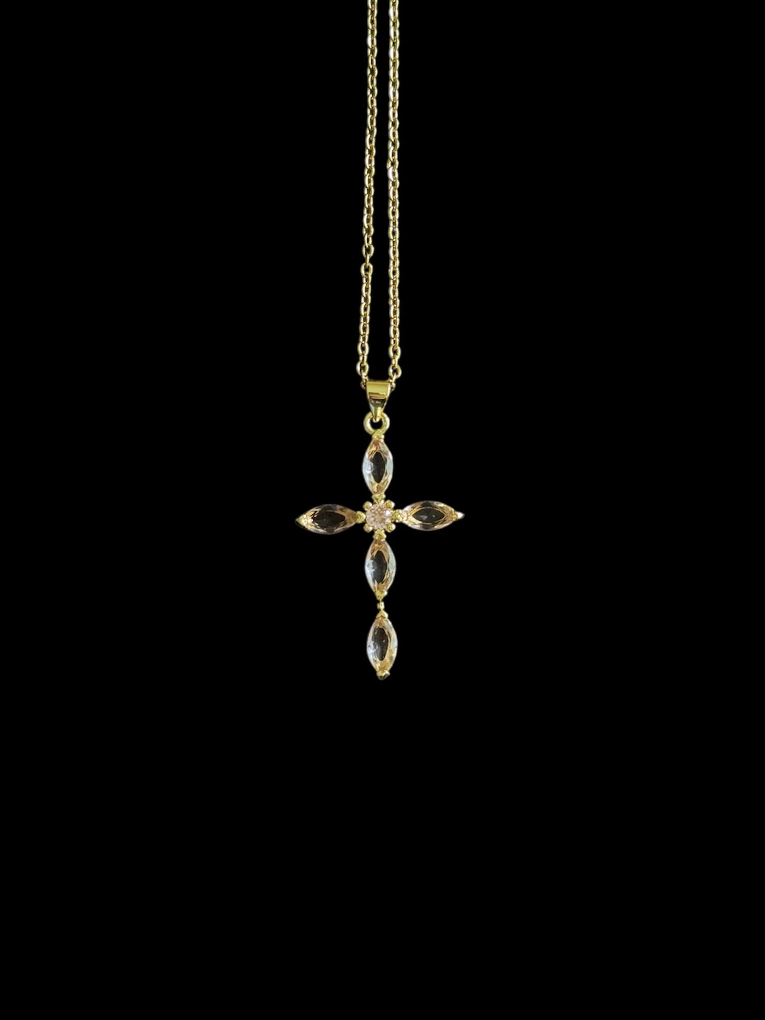 Bijou religieux plaqué or rose et or, collier chrétien raffiné avec zircon pour un éclat durable.