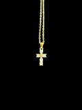 Collier croix dorée minimaliste sertie de zircon – style passe-partout