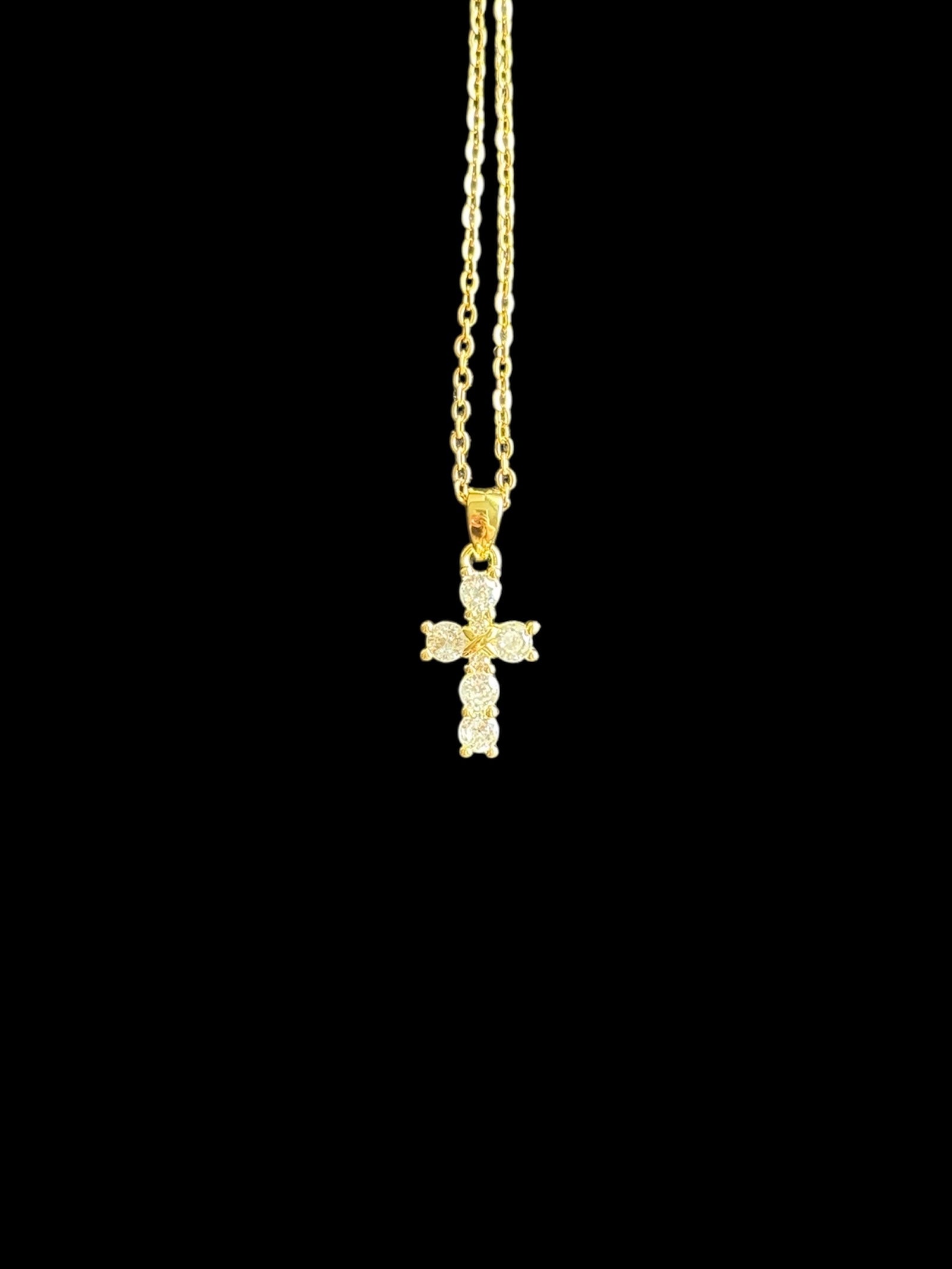 Collier croix dorée minimaliste sertie de zircon – style passe-partout