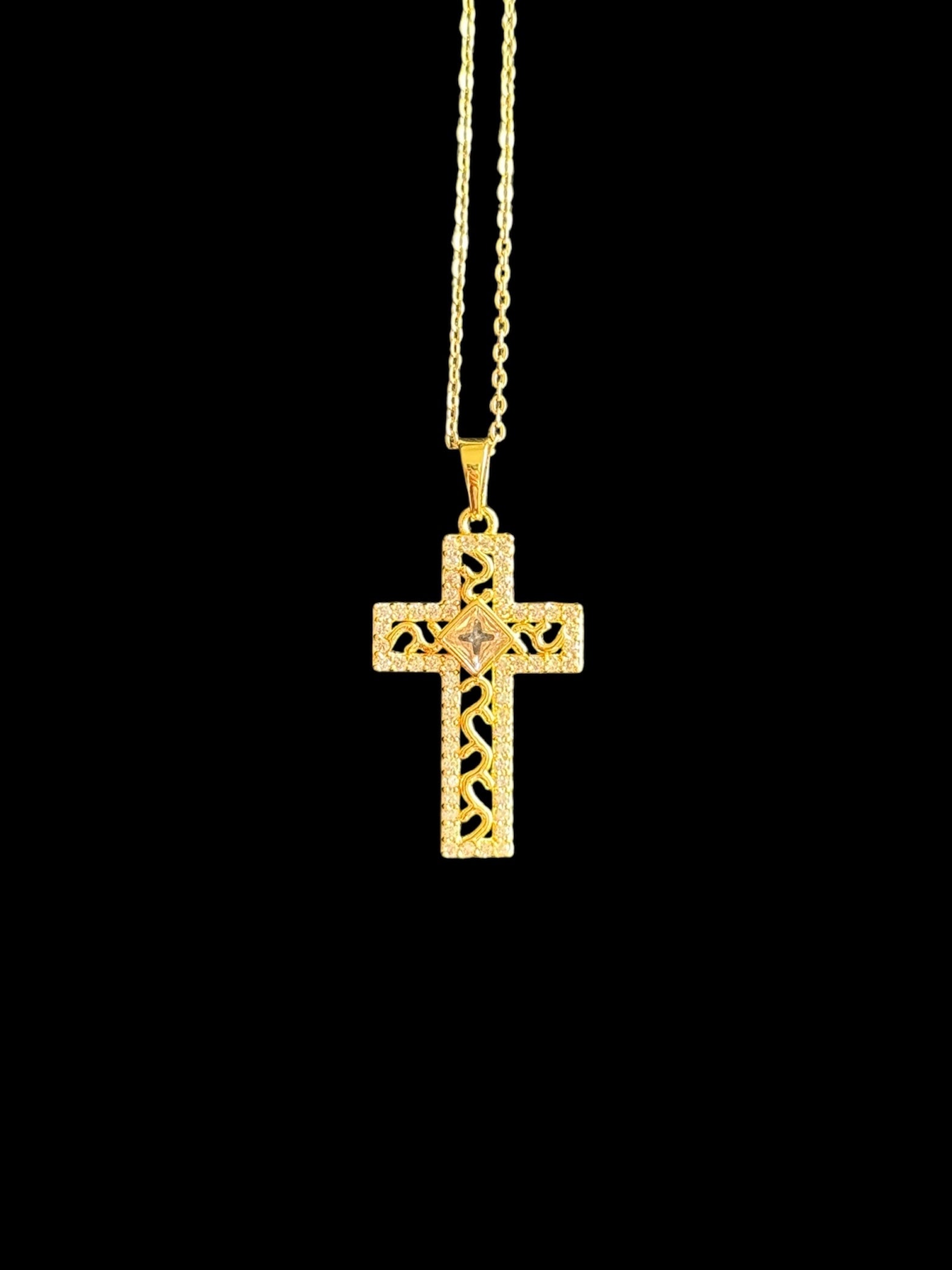 Collier chrétien Hori croix bijou religieux symbole de foi et protection spirituelle accessoire chrétien élégant pour homme et femme