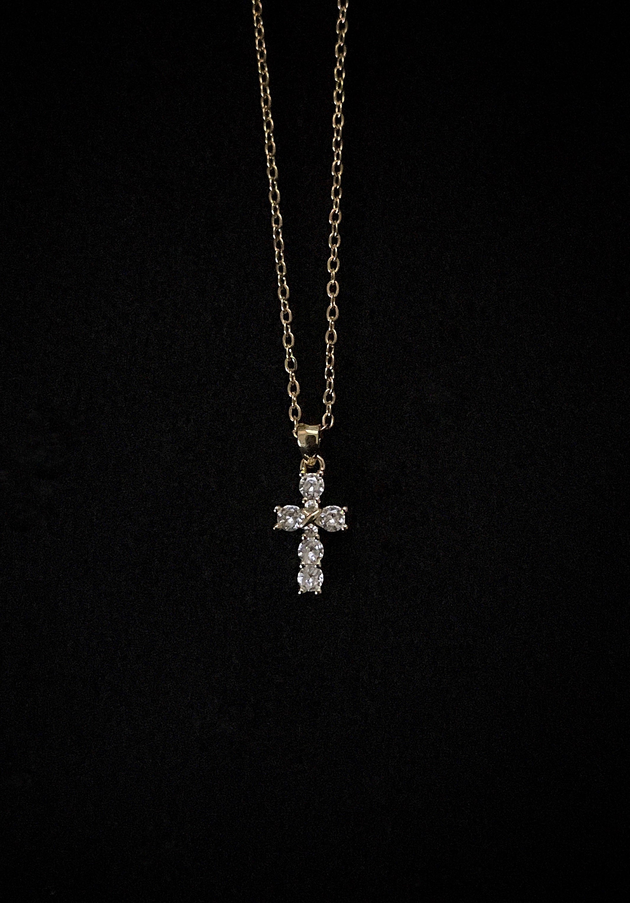 Collier croix dorée minimaliste sertie de zircon – style passe-partout
