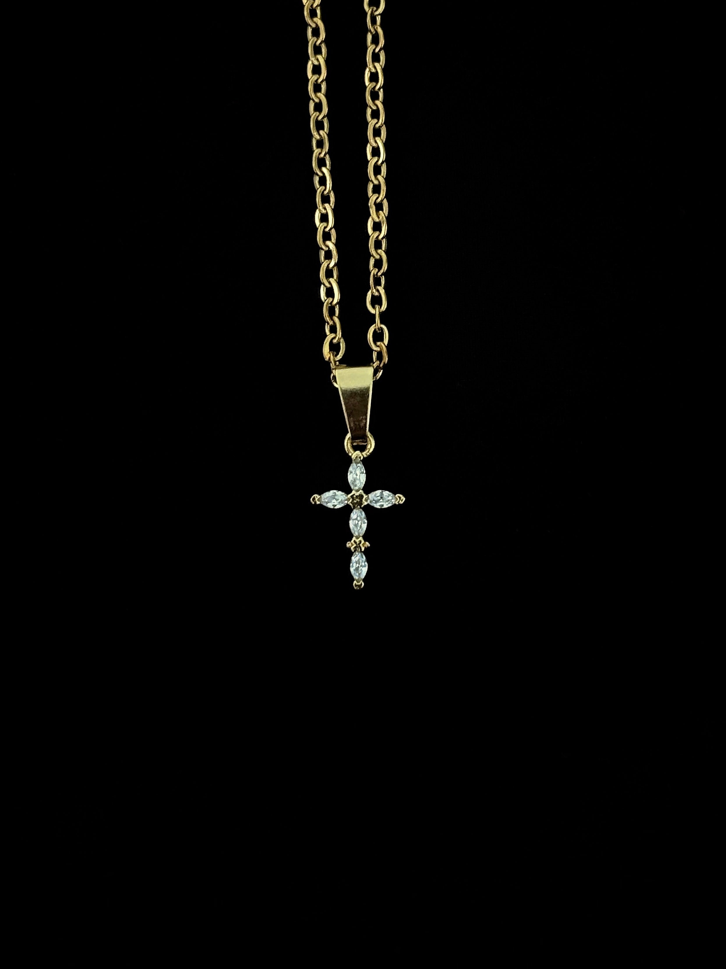 Croix plaqué or fine avec zircon – collier élégant pour femme chrétienne