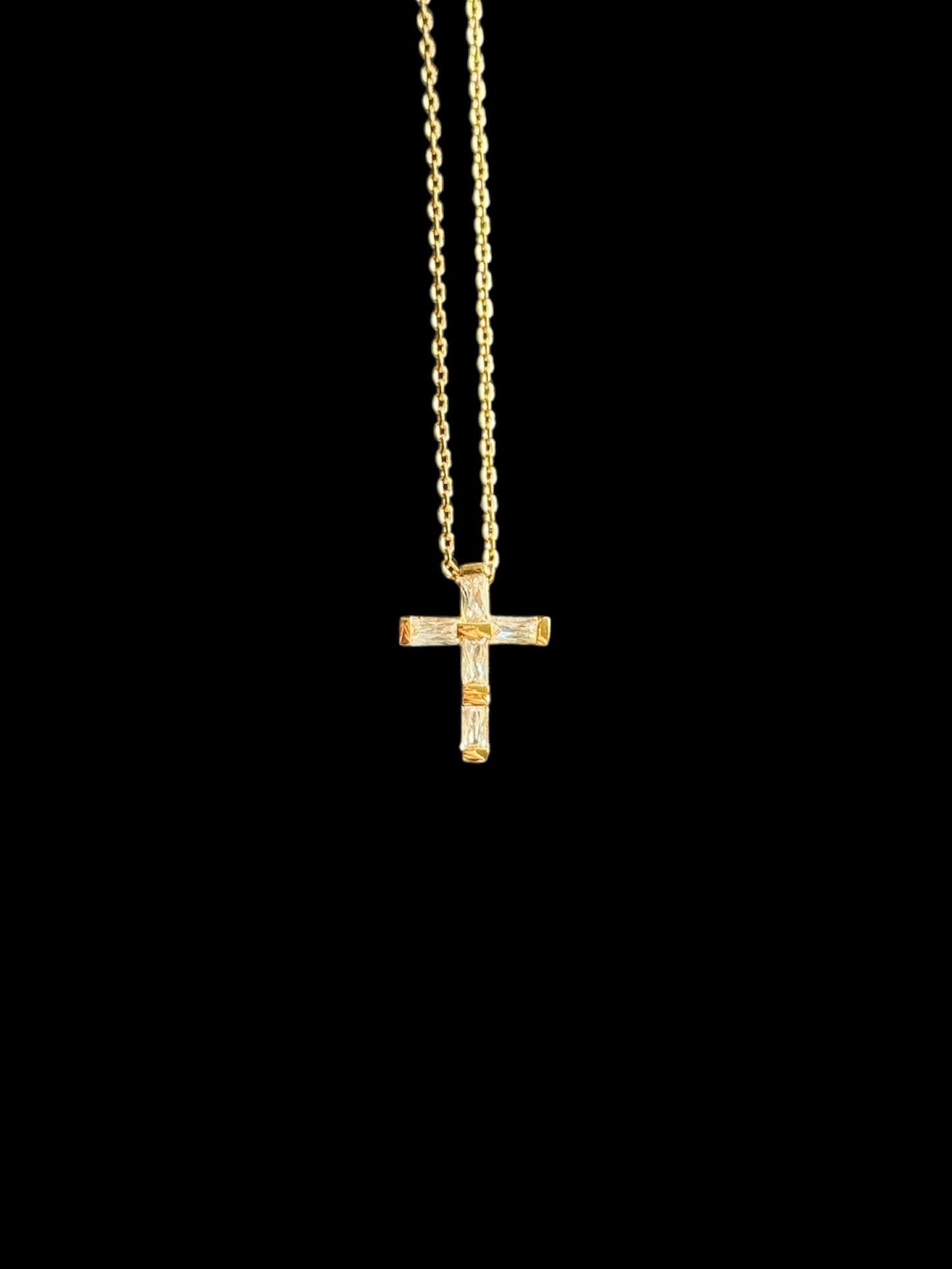Bijou chrétien avec croix minimaliste, design sobre en plaqué or.