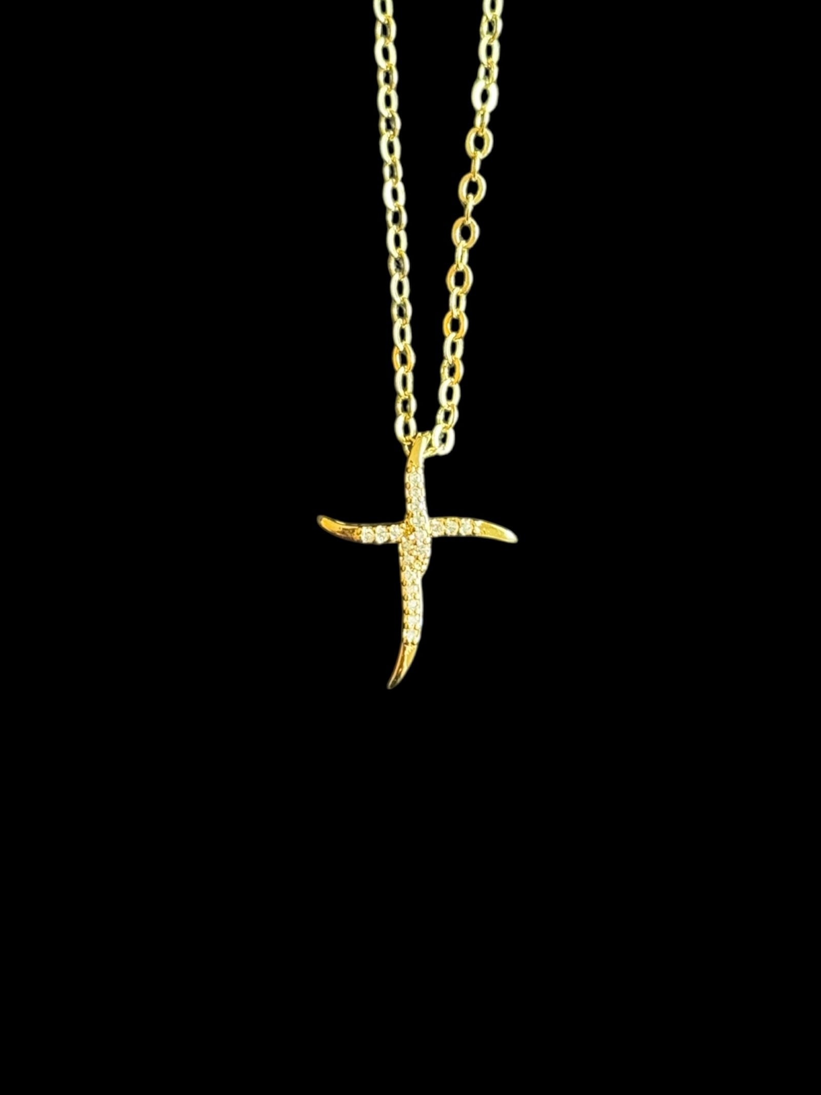 Collier croix minimaliste pour femme en acier inoxydable doré, zircons brillants, style chrétien contemporain et raffiné.