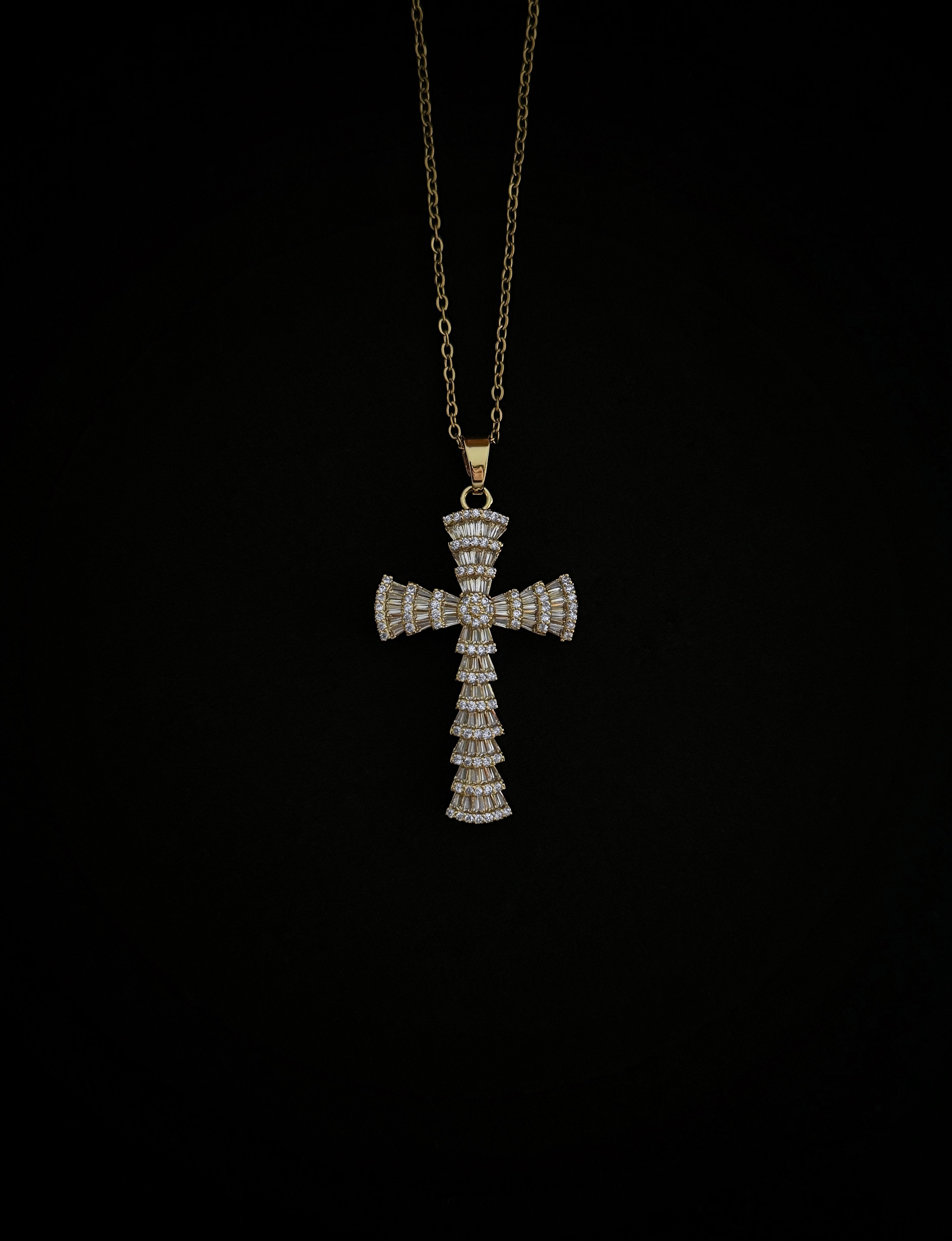 Collier chrétien pour femme en acier inoxydable avec croix sertie de zircon, bijou raffiné