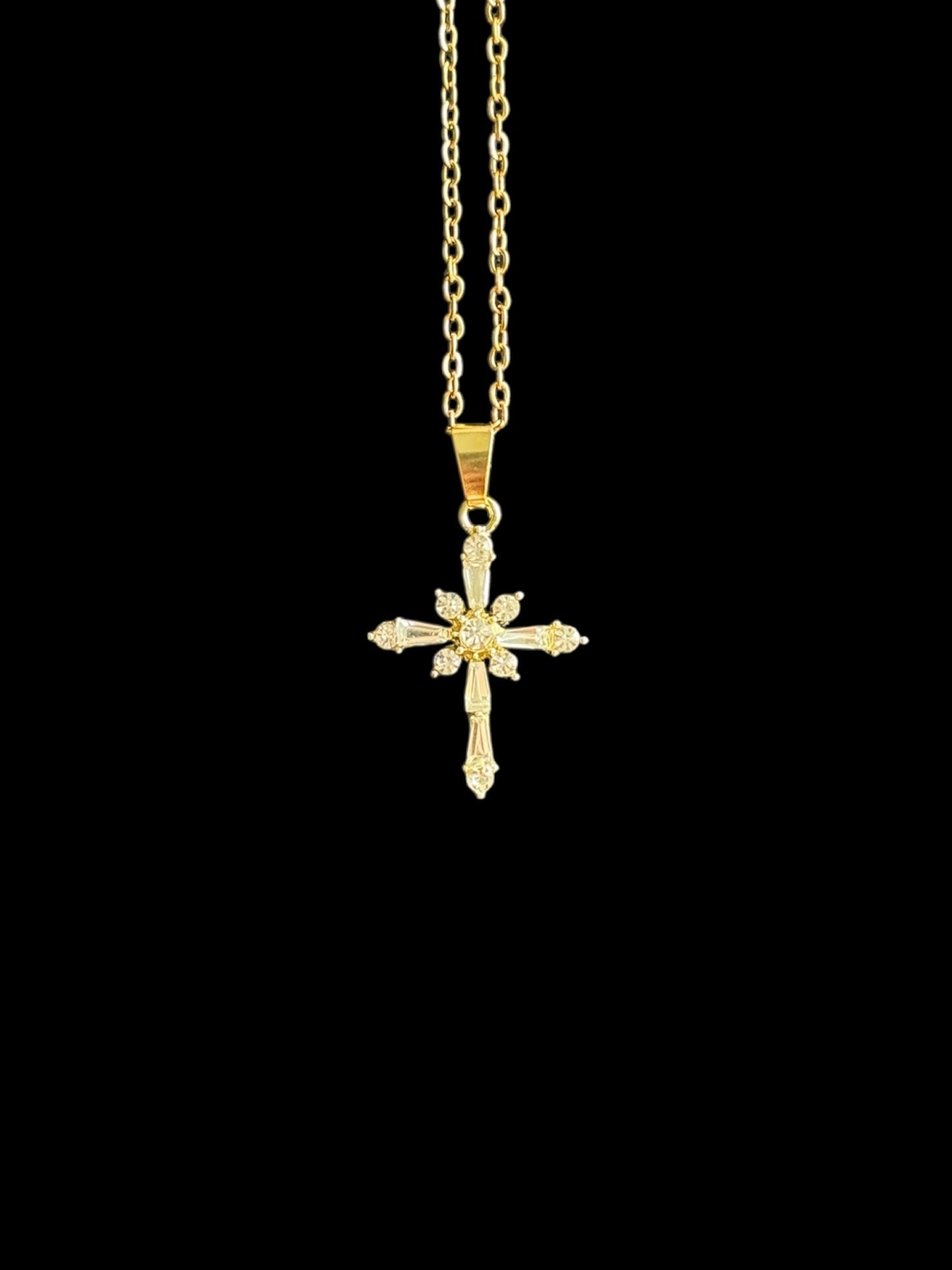 Bijou chrétien collier croix doré orné de zircon pour tous styles