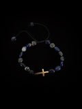 Bijou religieux moderne, bracelet en acier avec croix stylisée.