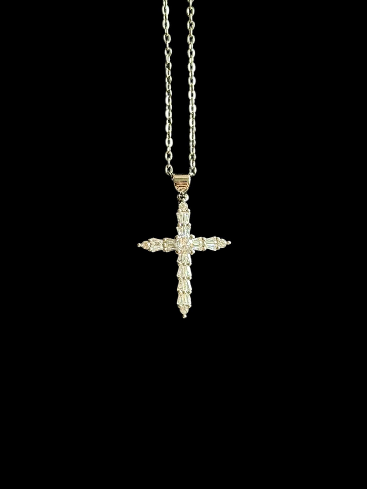 Bijou croix chrétienne en argent, collier spirituel et moderne.