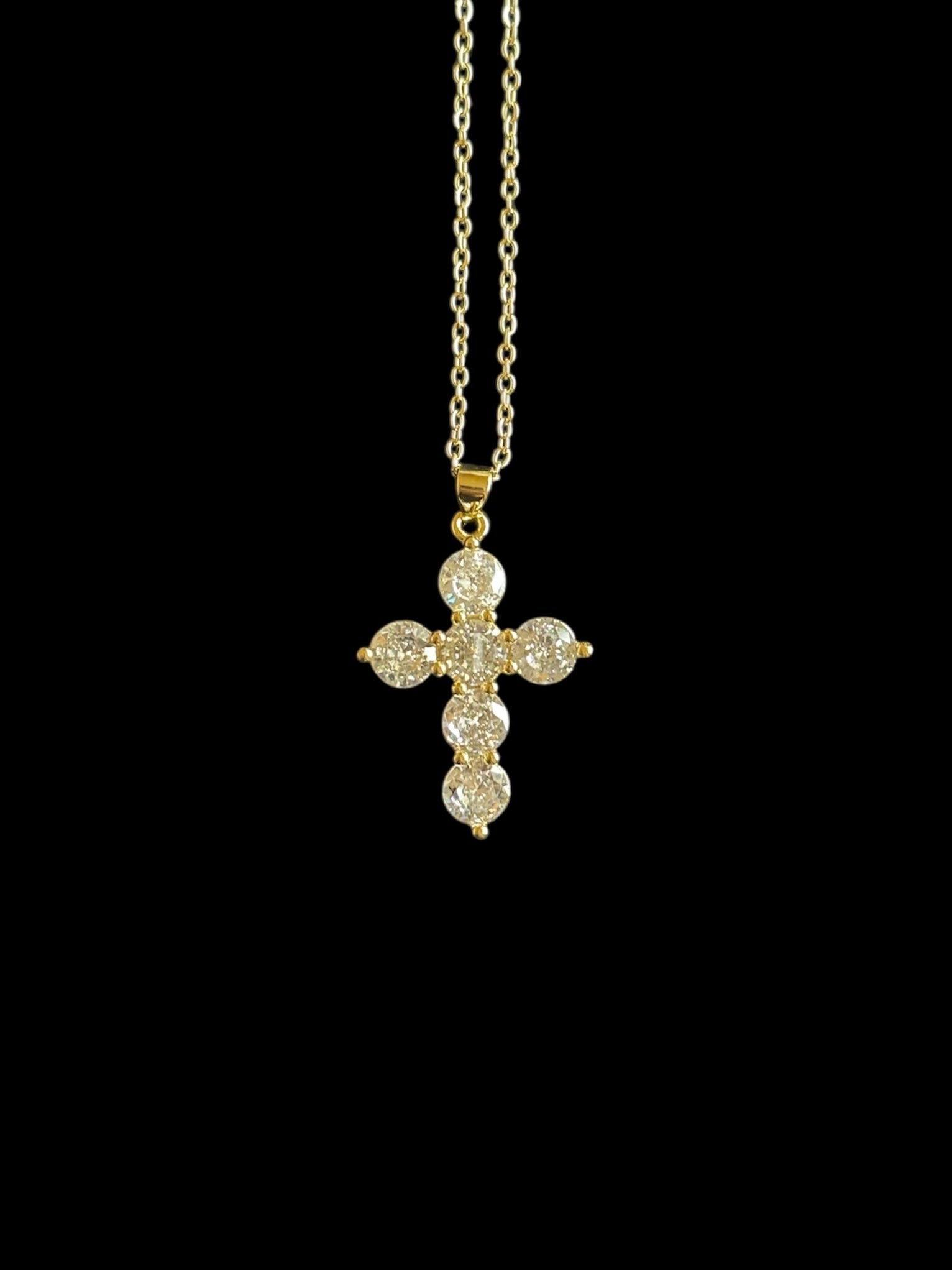 Collier chrétien avec pendentif croix classique en acier inoxydable.