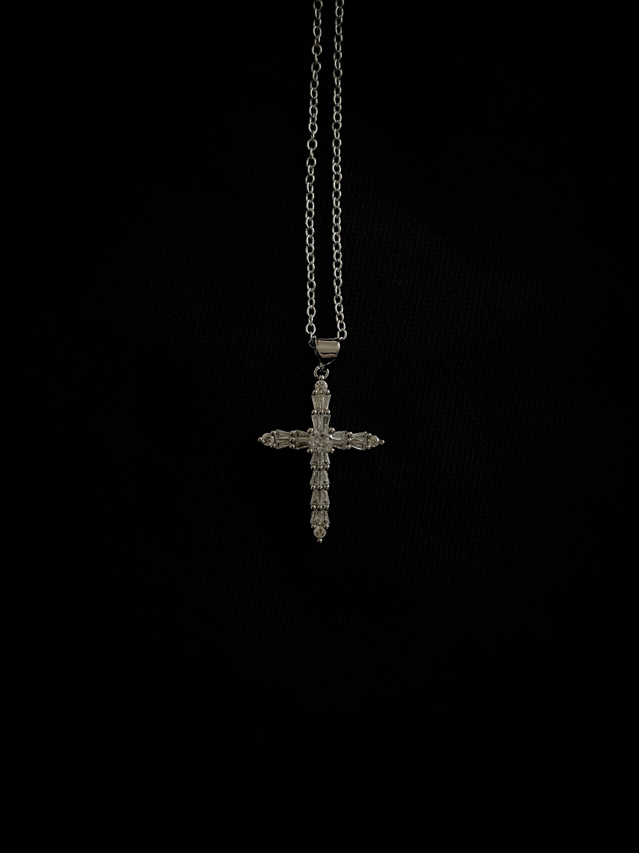 Bijou croix chrétienne en argent, collier spirituel et moderne.
