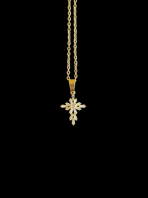 Collier religieux en acier inoxydable doré avec pendentif croix symbolique.