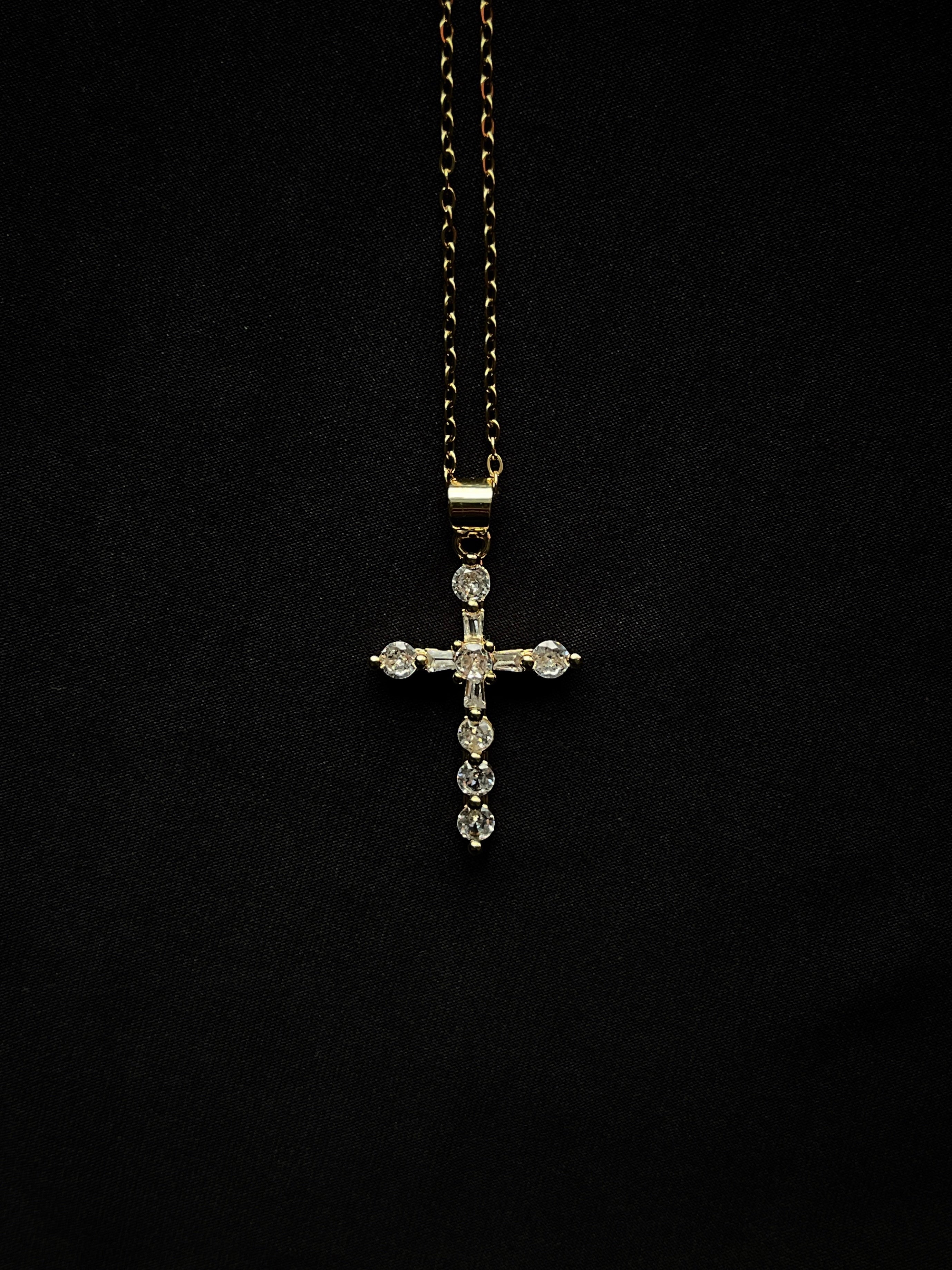 Pendentif croix mixte – design épuré en plaqué or