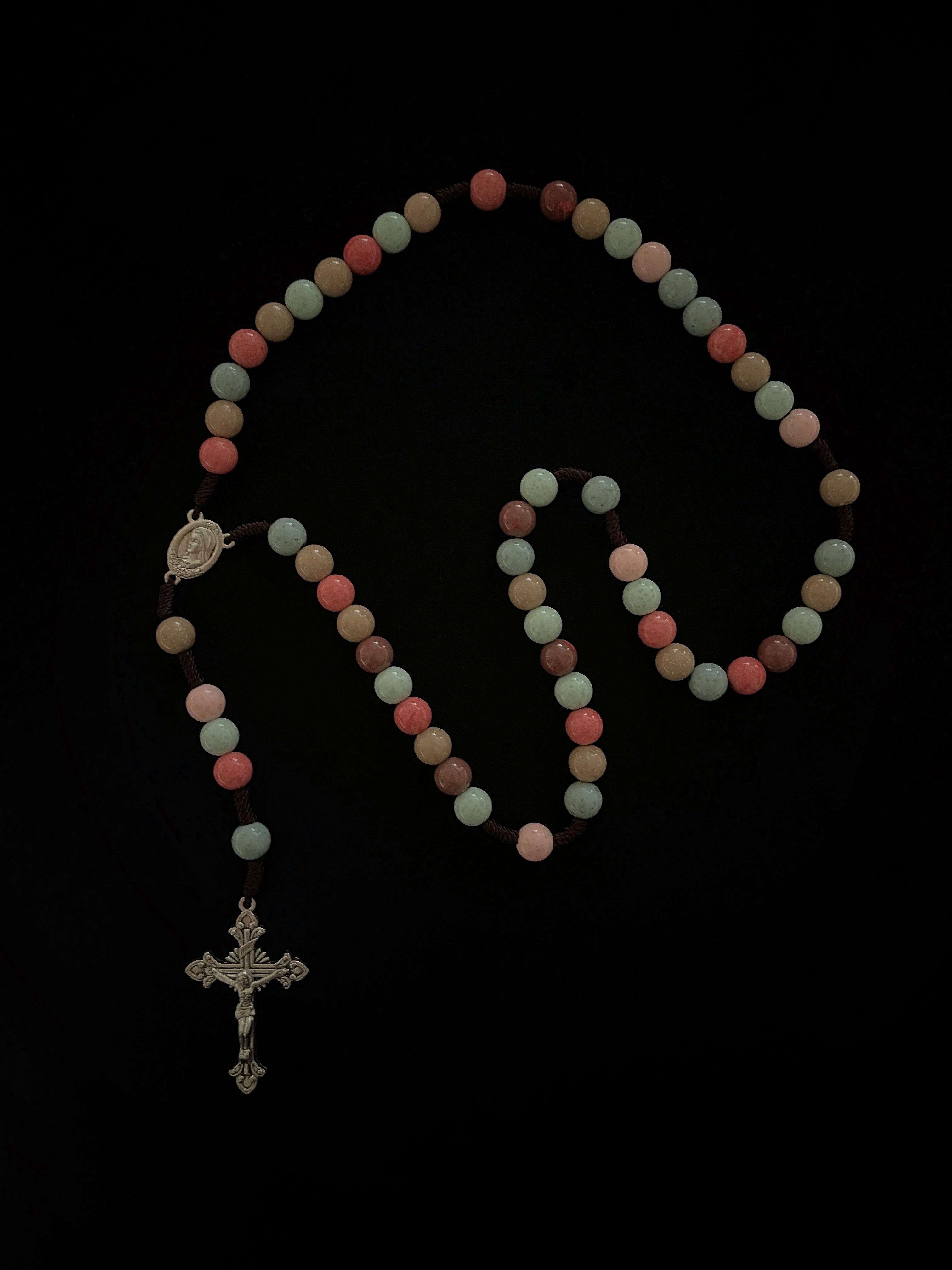 Chapelet croix en argent et perle rose, accessoire chrétien pour la prière.