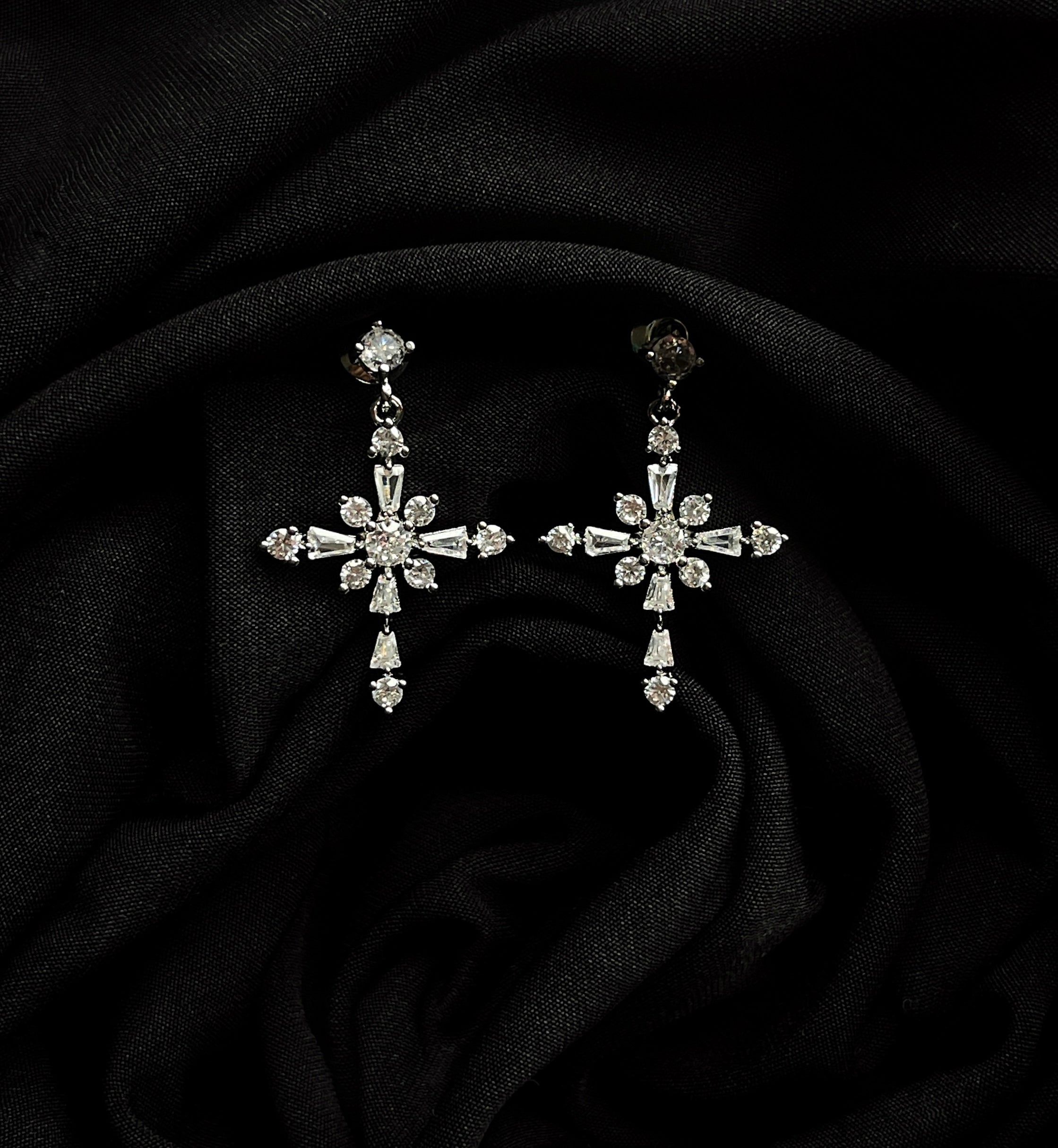Paire de boucles d’oreilles bijoux chrétiens croix argent, bijou religieux lumineux.
