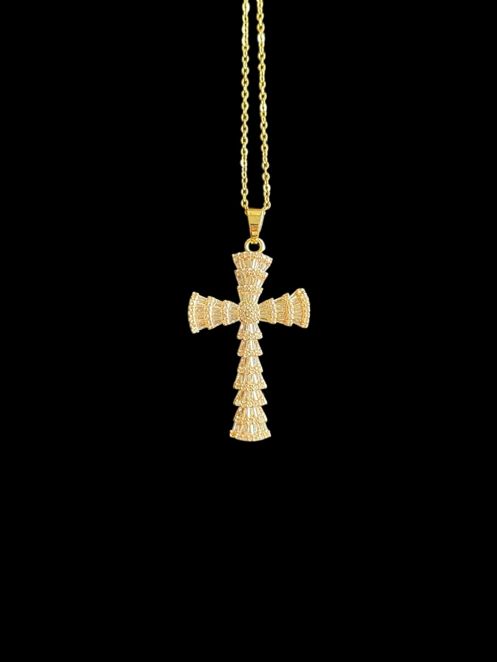 Collier chrétien pour femme en acier inoxydable avec croix sertie de zircon, bijou raffiné