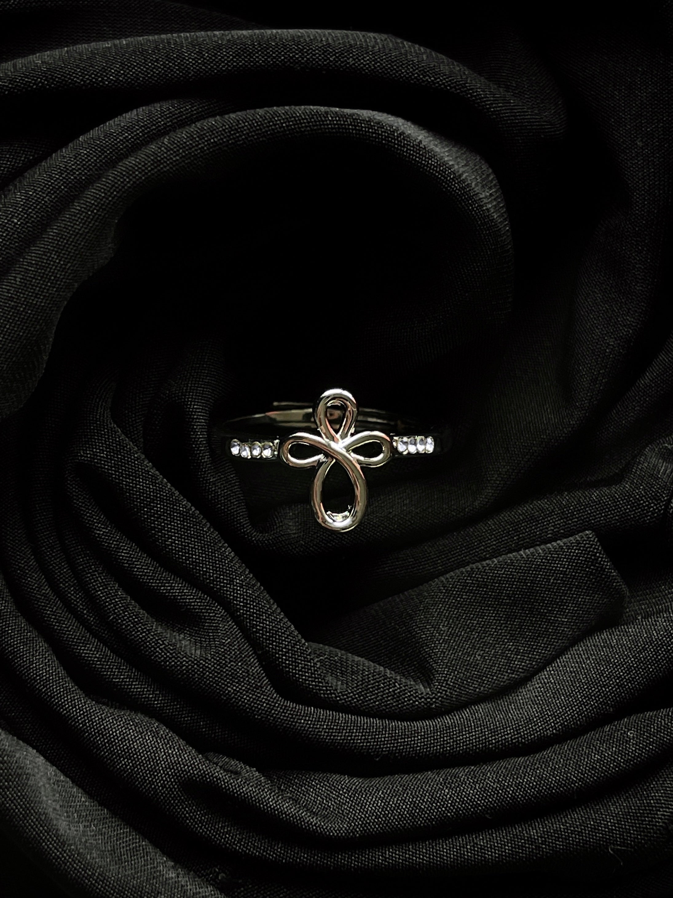 Bague religieuse en argent, croix discrète et symbole de foi.