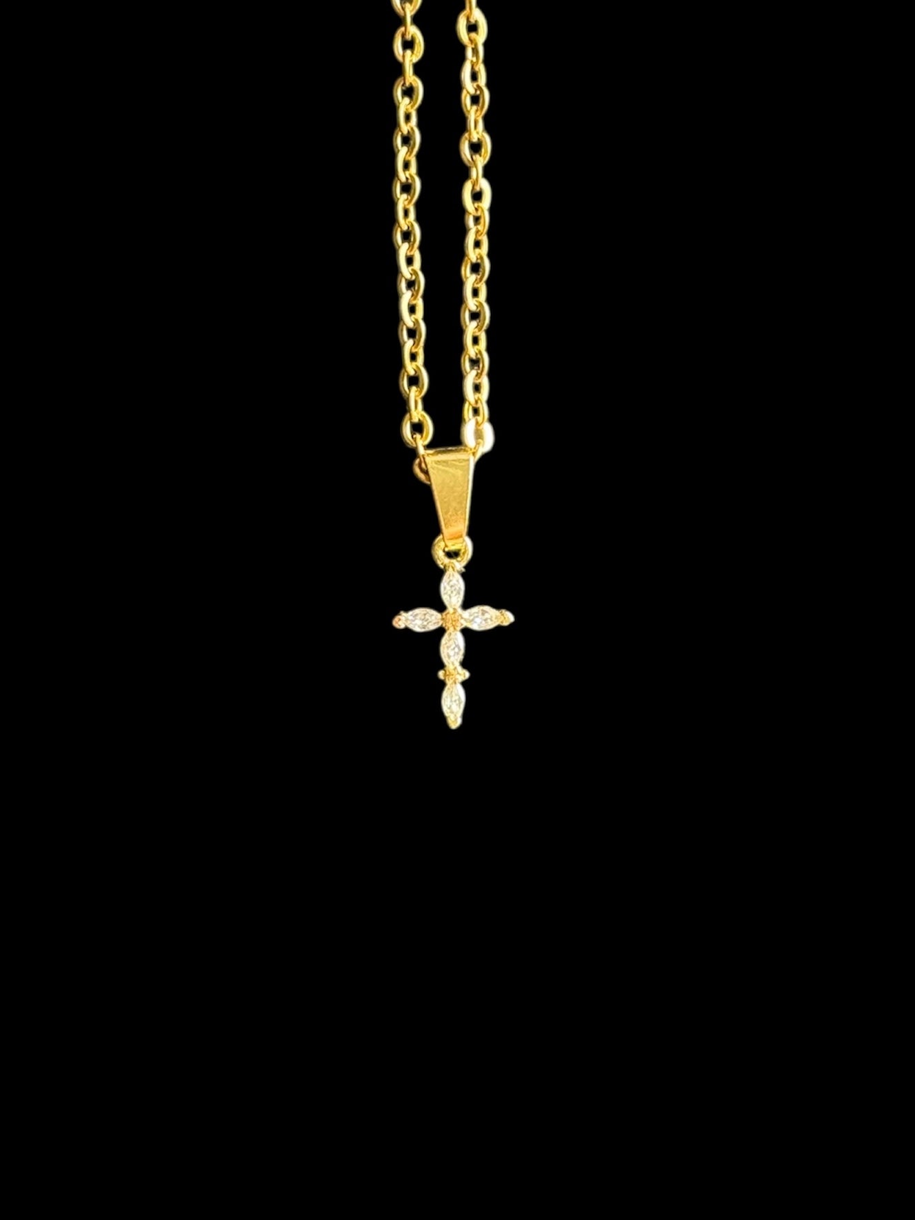 Croix plaqué or fine avec zircon – collier élégant pour femme chrétienne