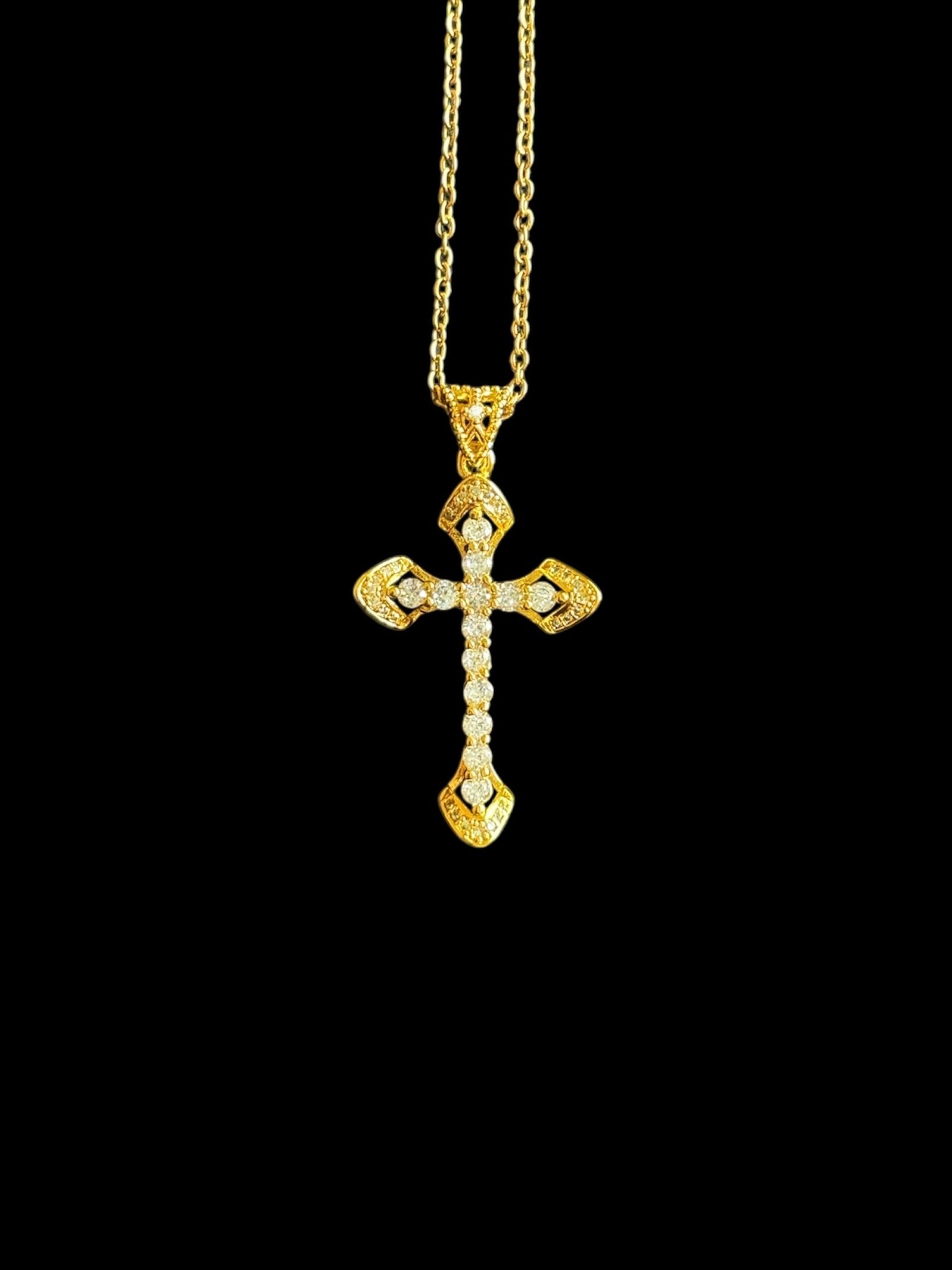 Collier croix scintillante en plaqué or et zircons, en acier inoxydable doré, bijou de foi durable et élégant.