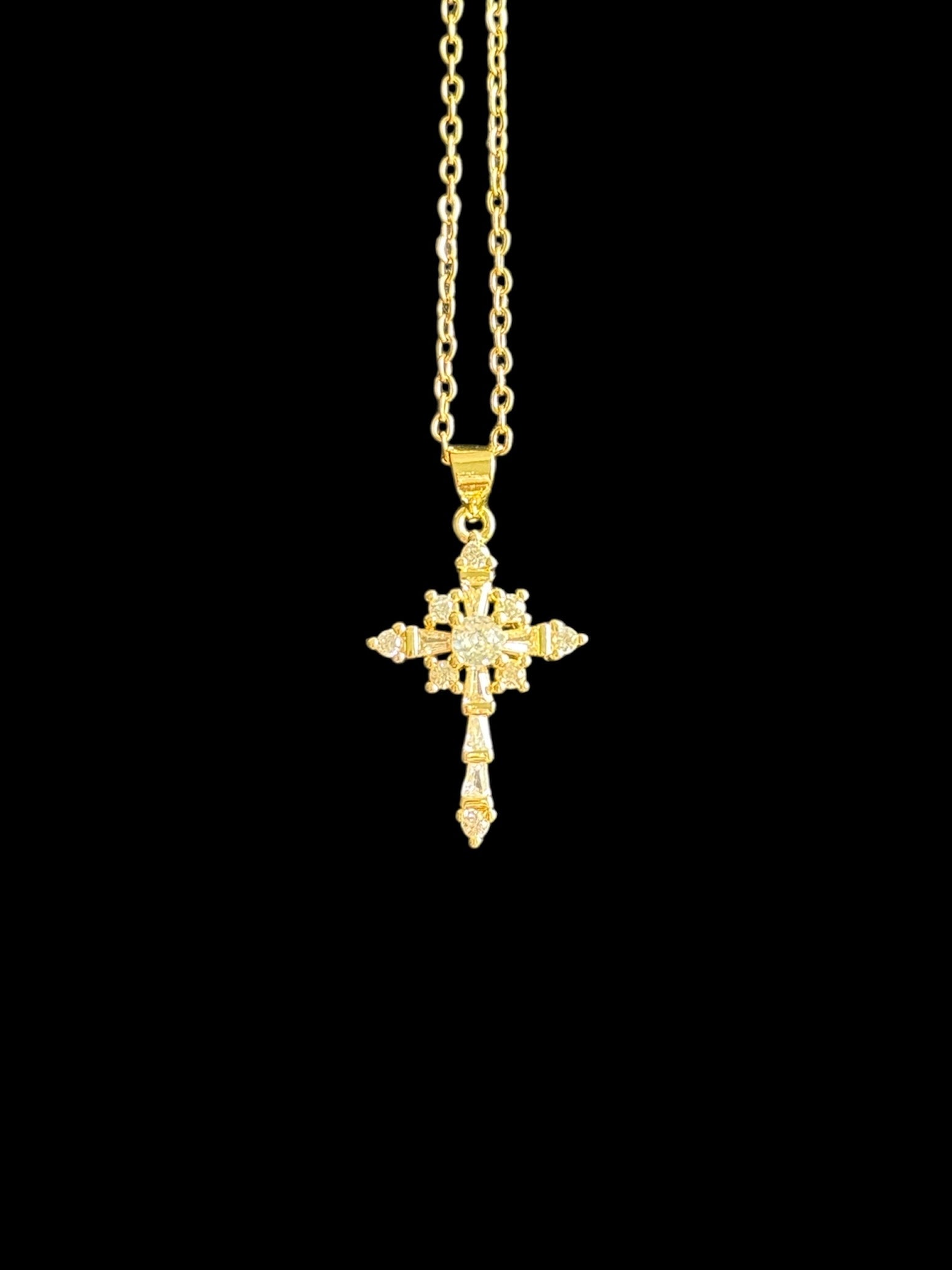 Collier croix dorée Éliora – bijou chrétien symbolisant la lumière divine et la foi en Dieu, bijou religieux élégant pour femme, Elohim Bijoux.