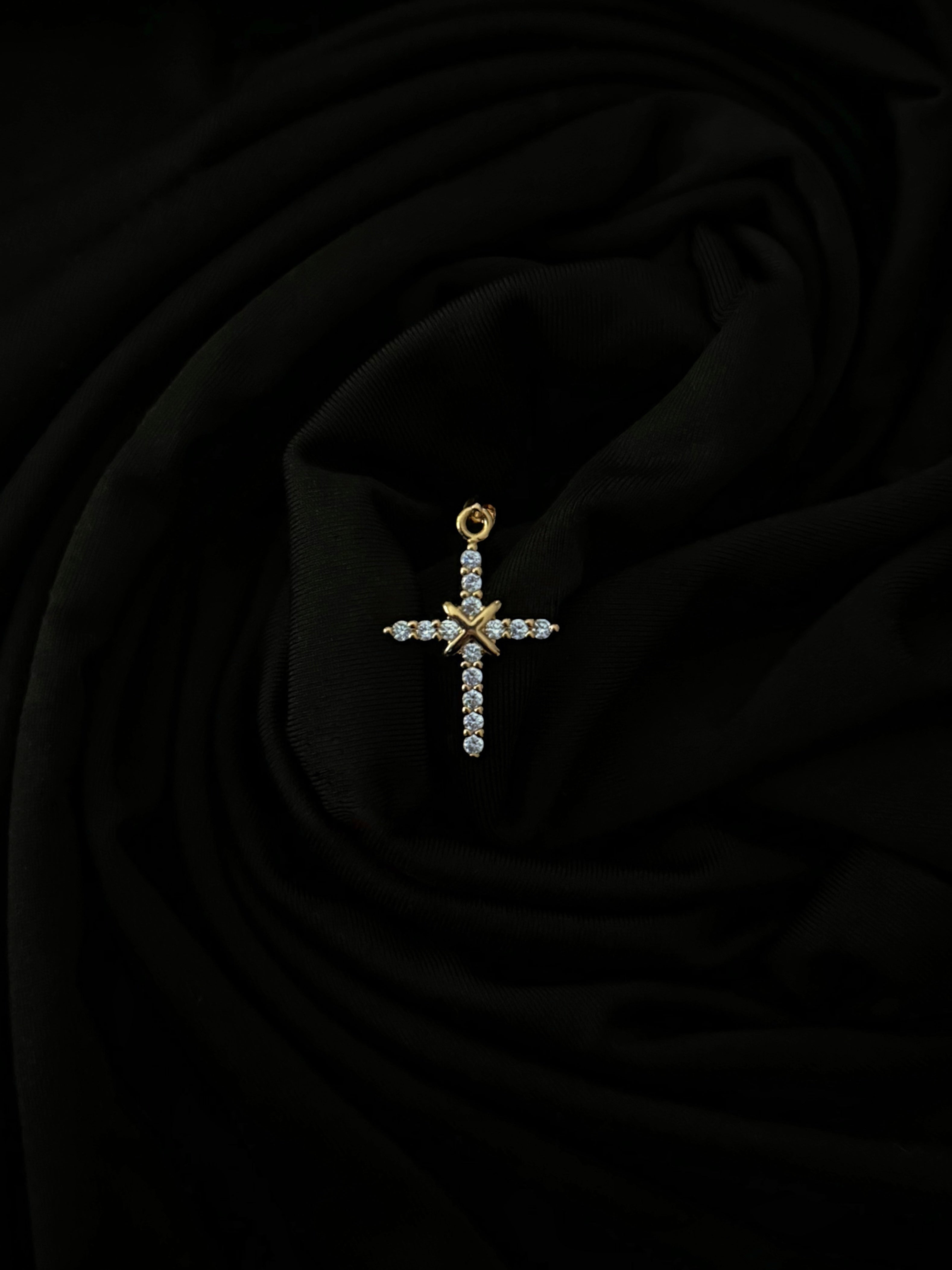 	Bijou chrétien unisexe en plaqué or avec croix discrète pour homme et femme.