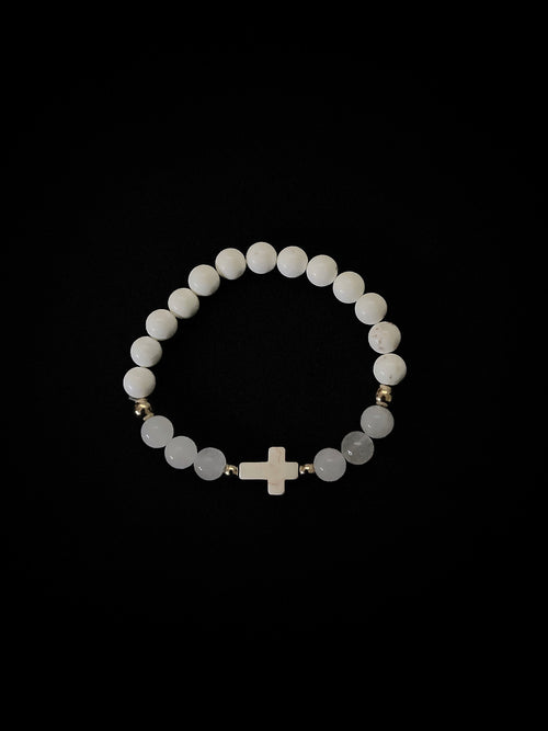 Bracelet croix moderne en acier inoxydable, bijou spirituel raffiné.