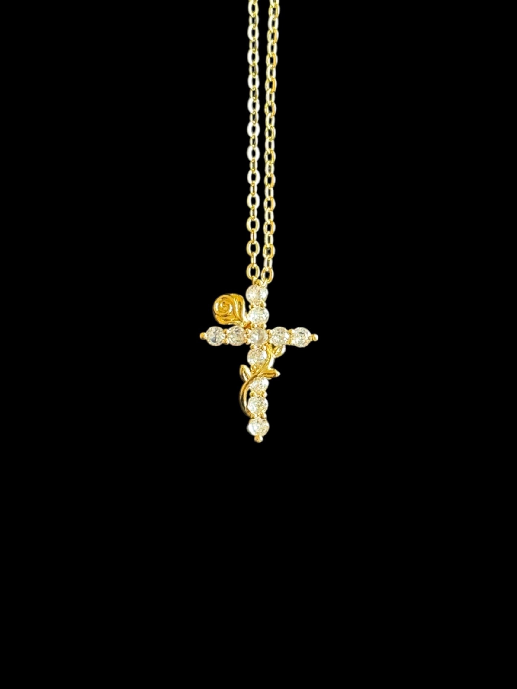 Collier chrétien croix avec rose dorée – bijou religieux symbolisant la foi chrétienne, l’amour divin et l’espérance