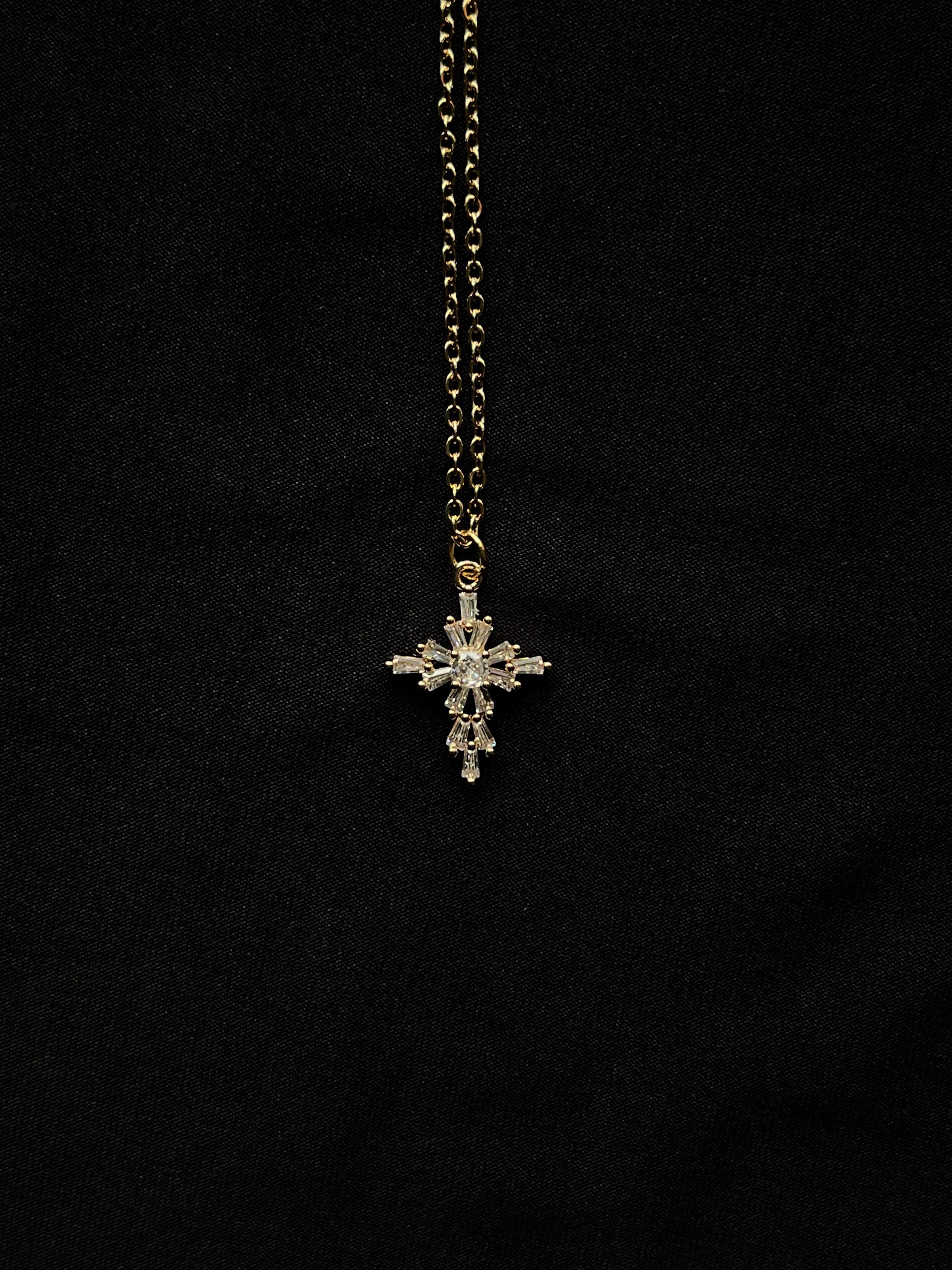 Collier religieux en acier inoxydable doré avec pendentif croix symbolique.
